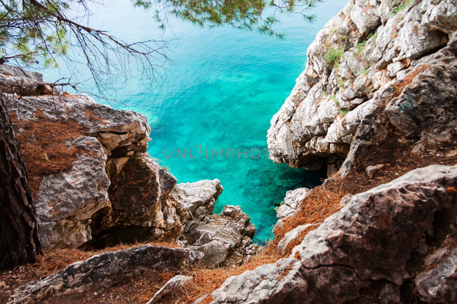 Blue sea and rocks by Lamarinx