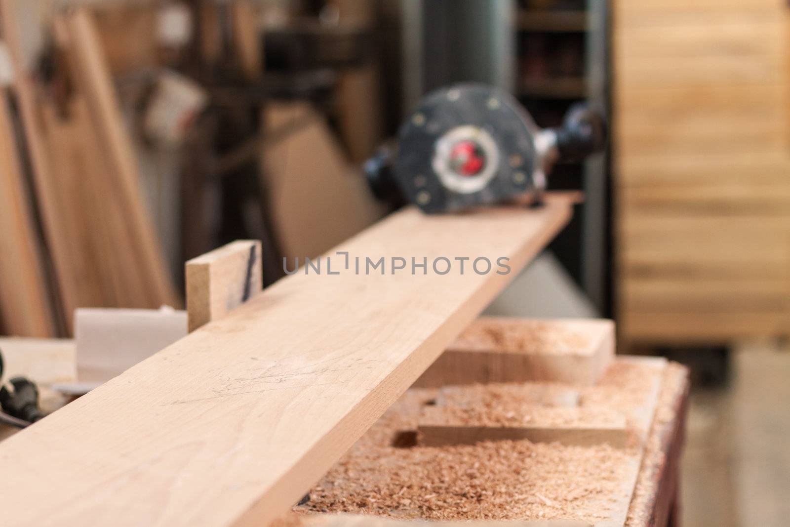 Beech plank and a router by Lamarinx