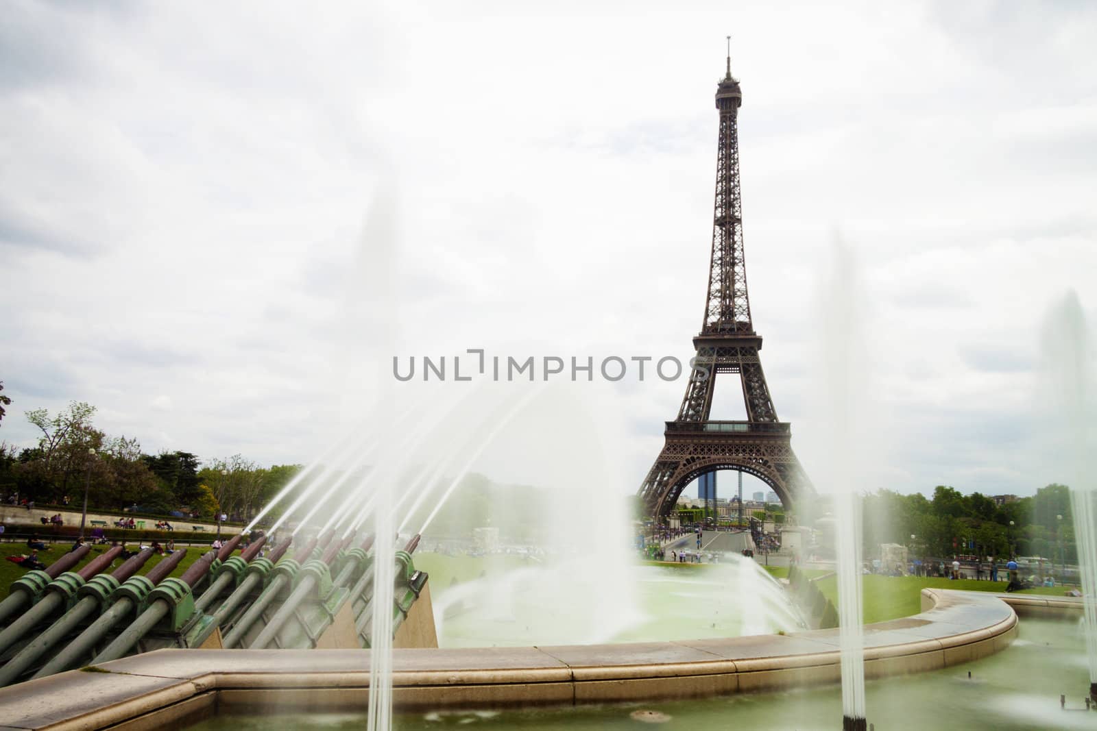 Eiffel tower with fountains by Lamarinx
