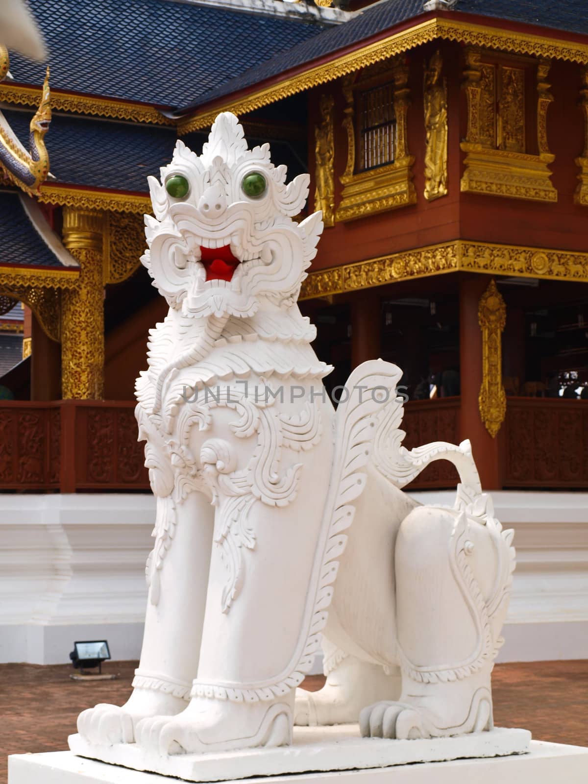 A white stucco lion in Wat Baan Den in Chiang Mai, Thailand, tra by gururugu