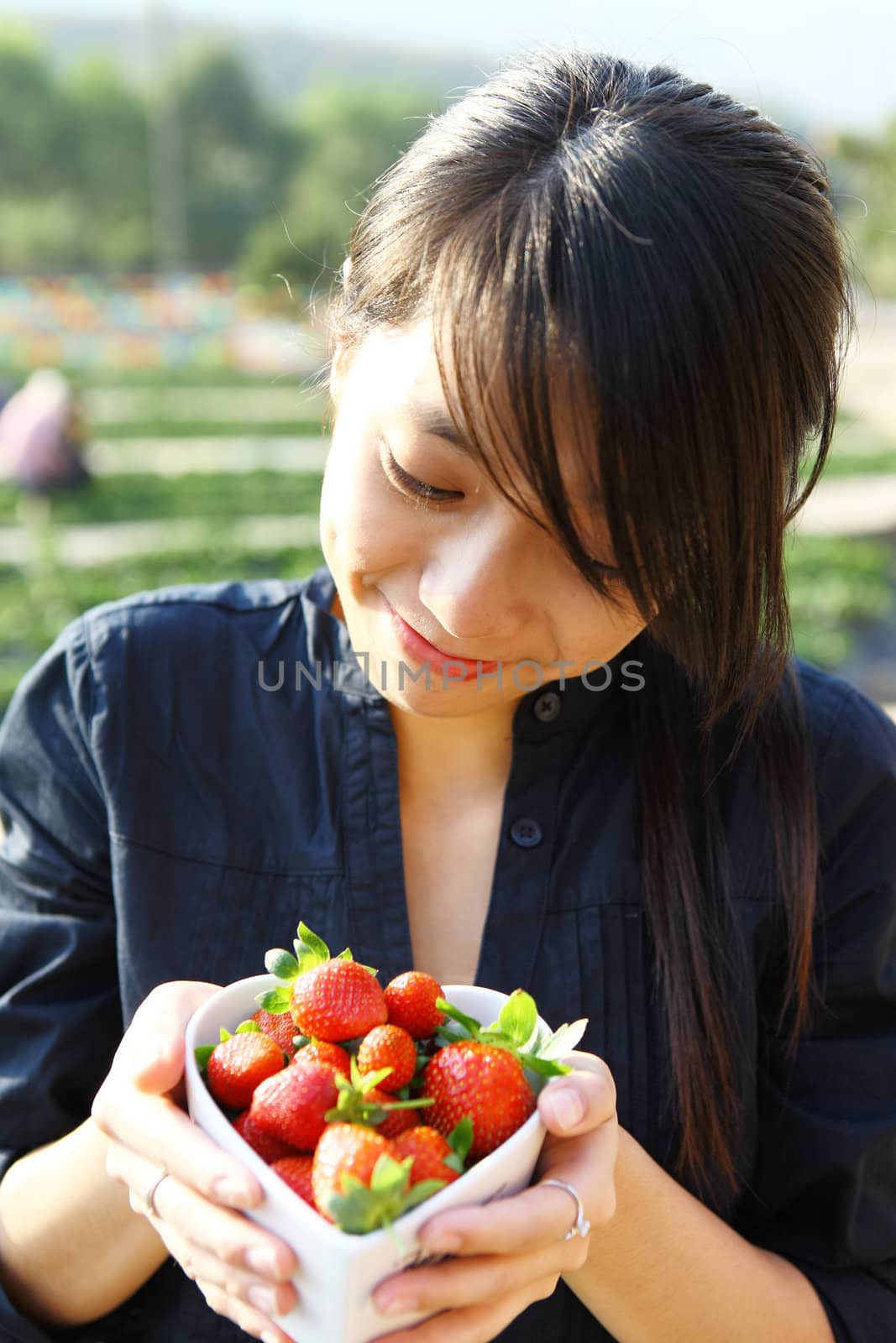 smile girl with bowl of strawberry