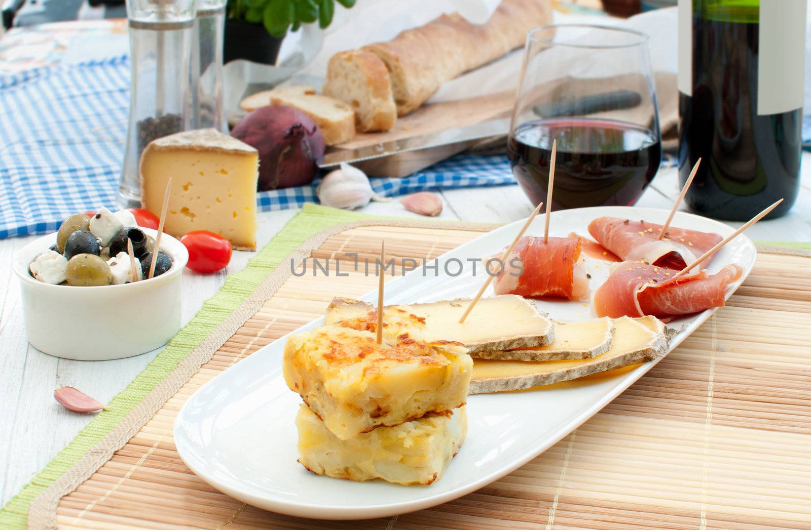 Platter consisting of potato omelette, cheese and serrano ham