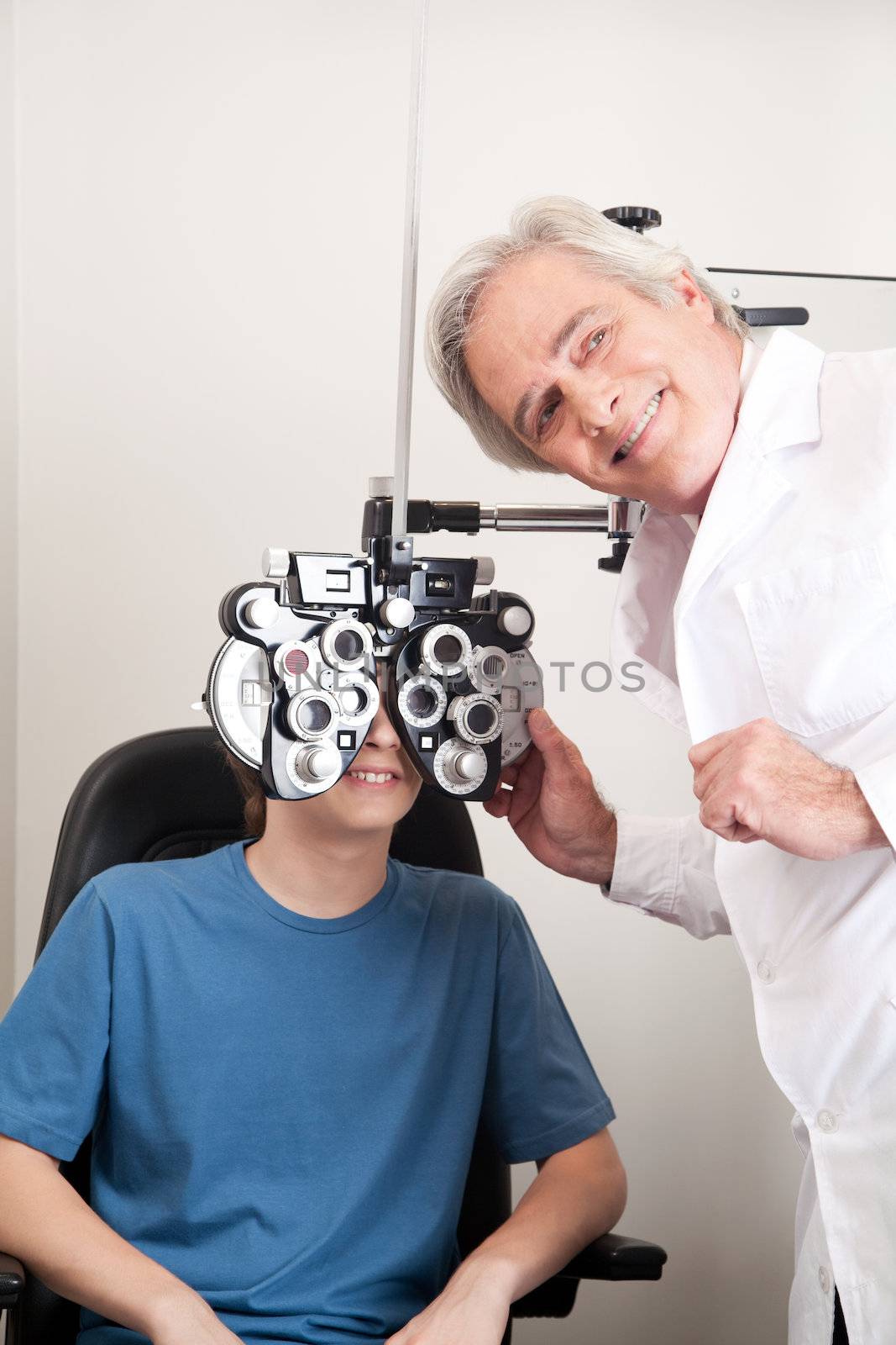 Optometrist doing sight testing for pateient.