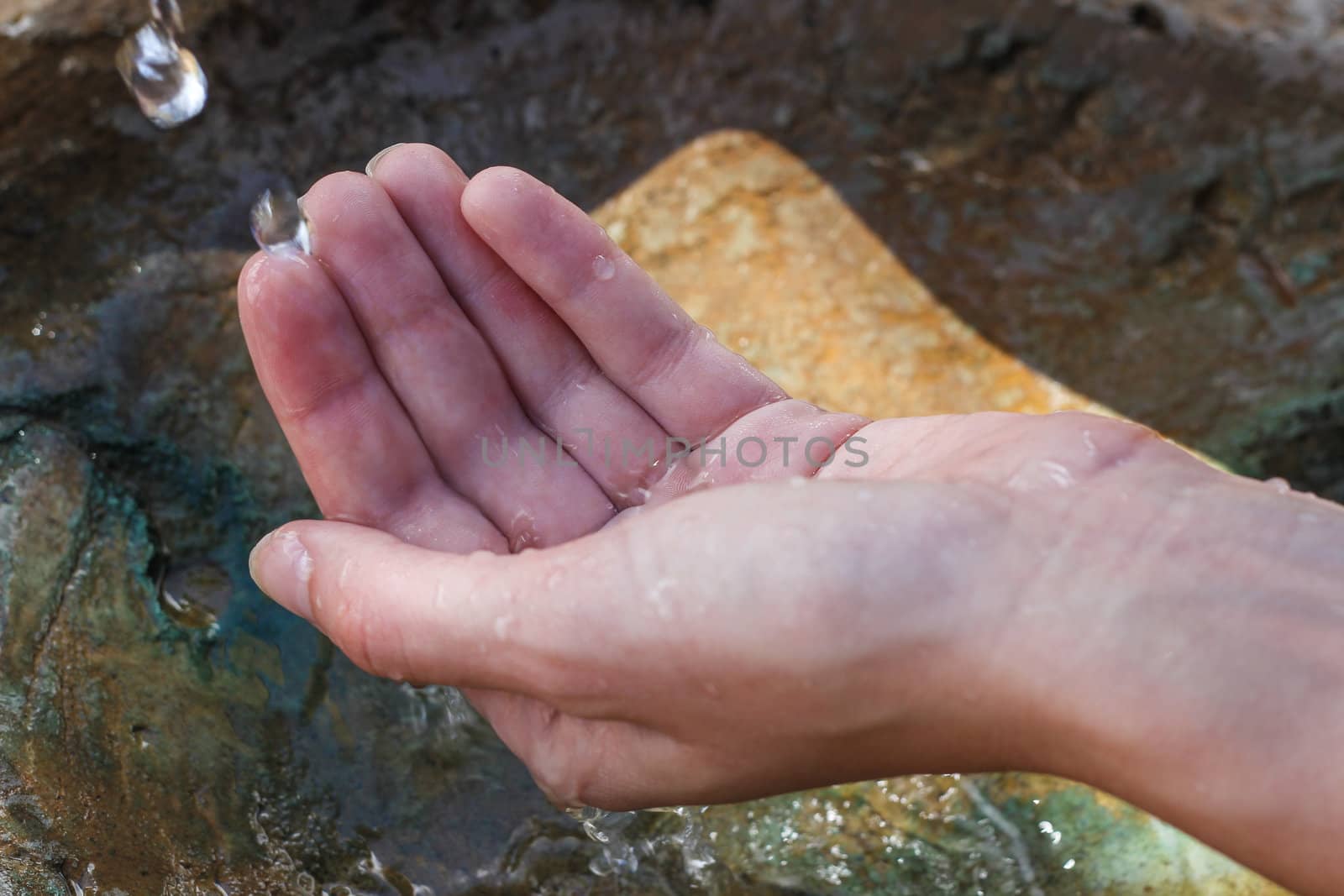 Water coming out of tab and splashing into hand