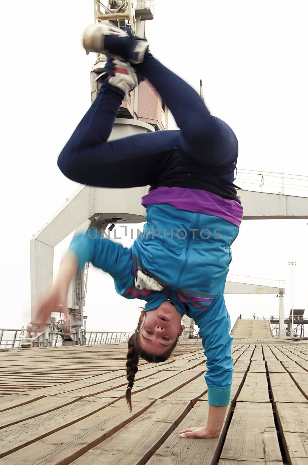 Breakdancer handstand on one hand by fxegs