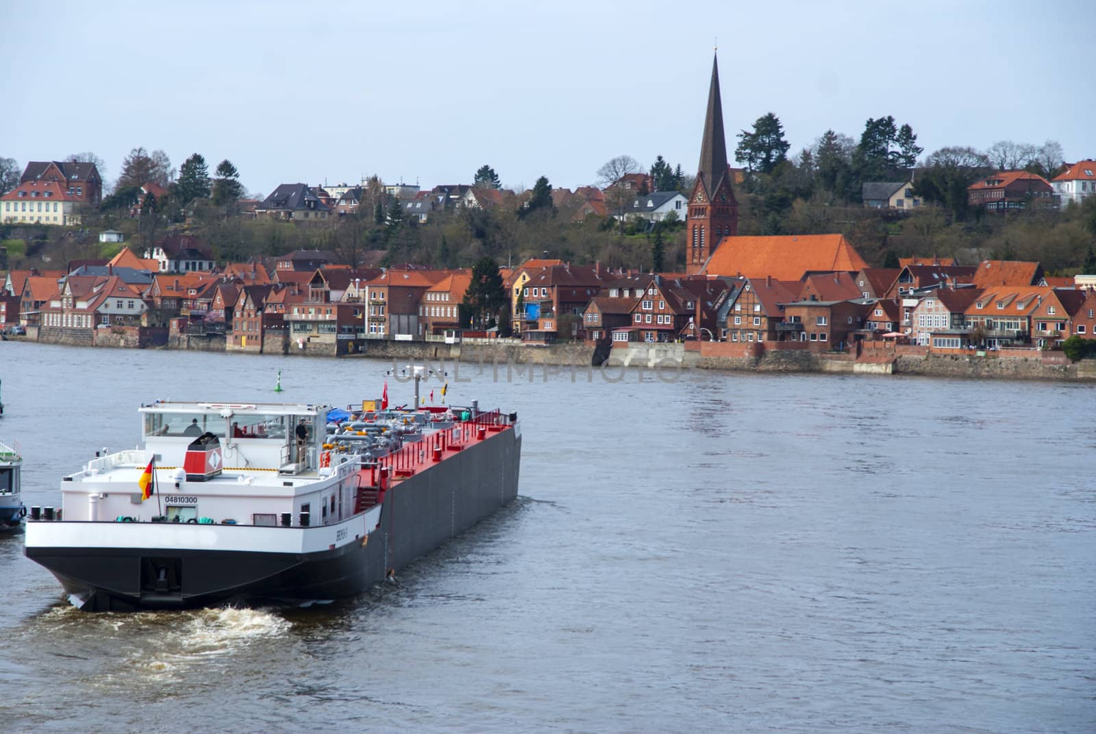 Ship traffic on the Elbe