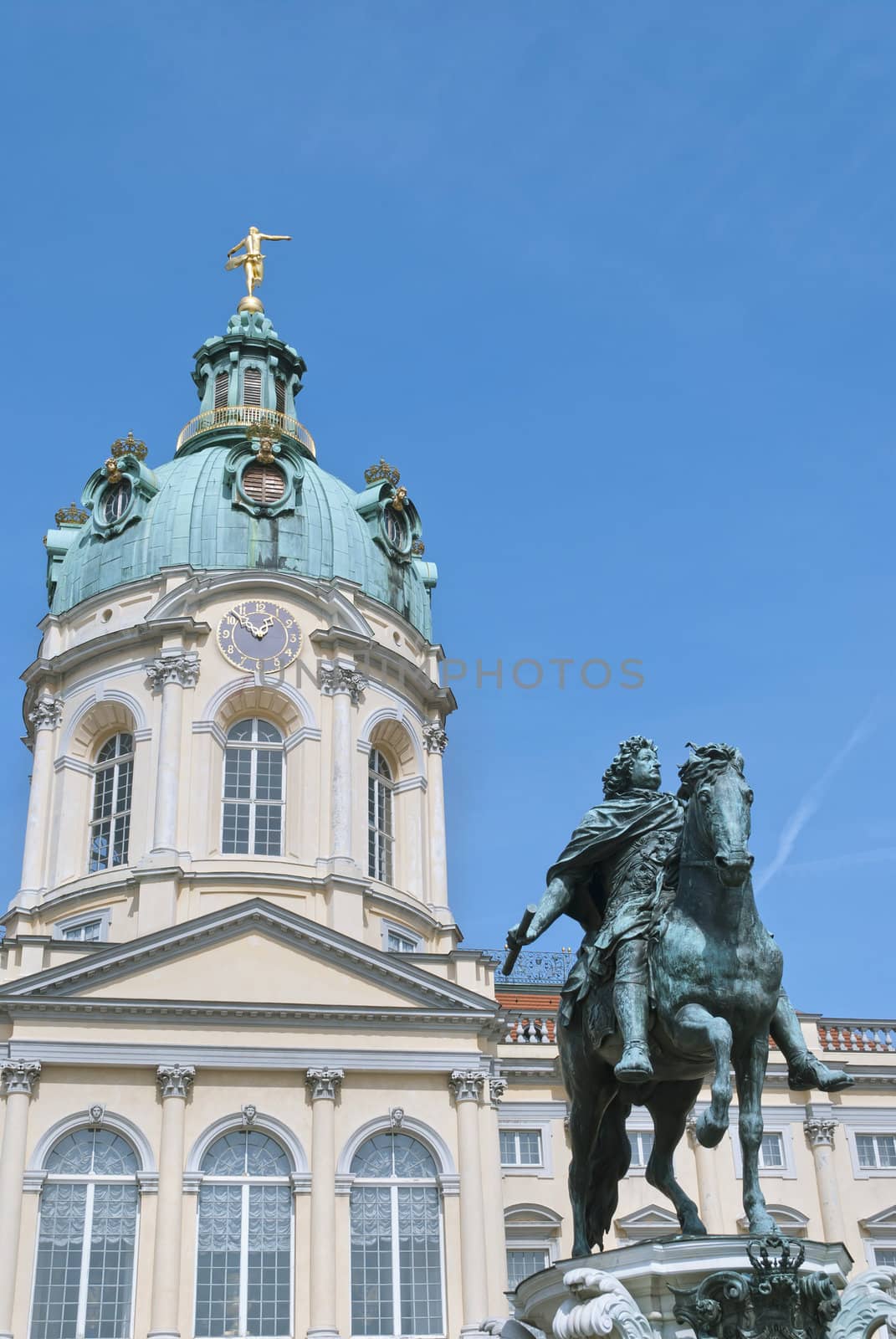 Statue Friedrich Wilhelm I (der Große Kurfuerst) elector of Brandenburg in the cour d'honneur of the palace
