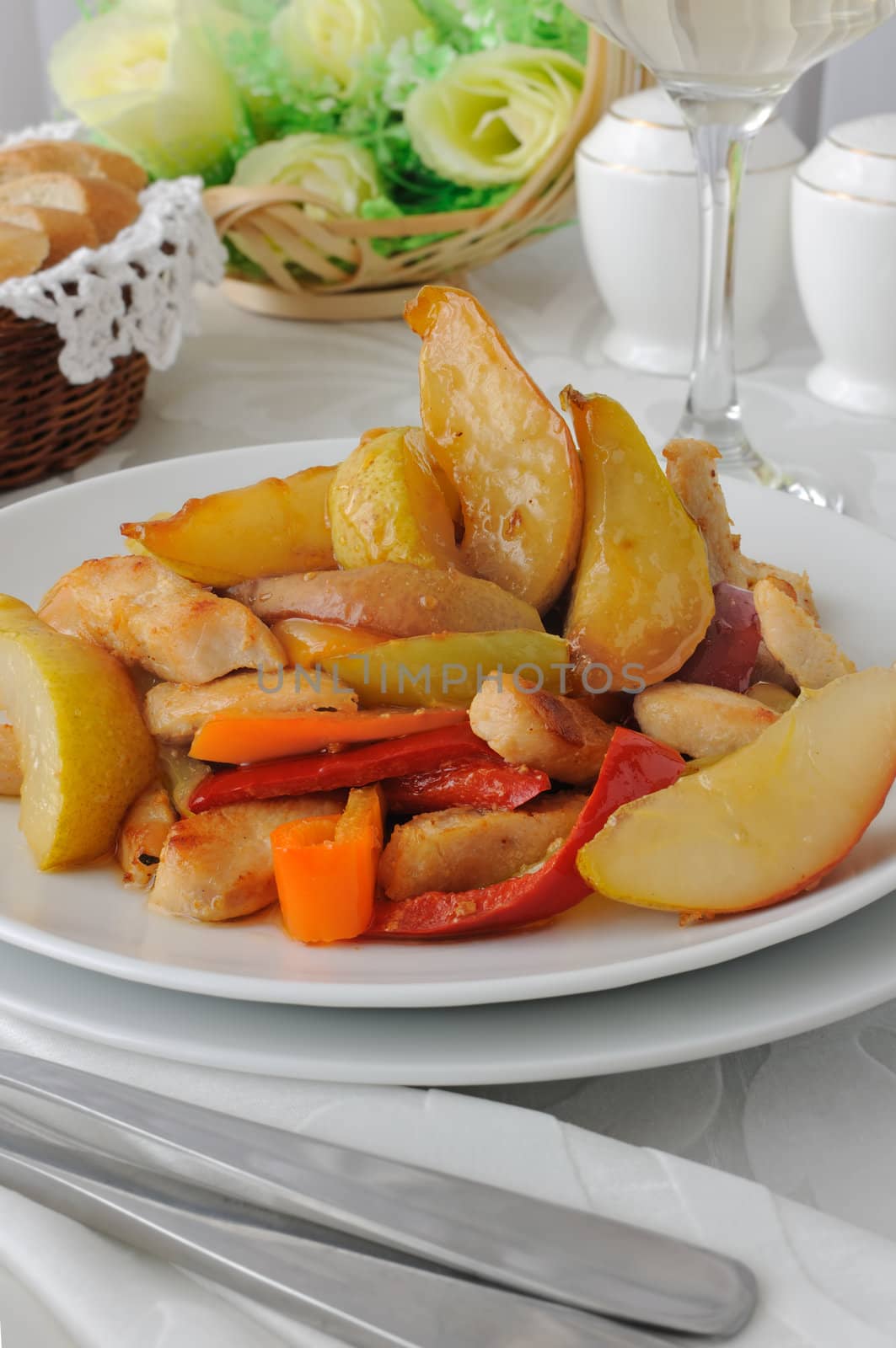 Chicken salad with sweet peppers and caramelized pear