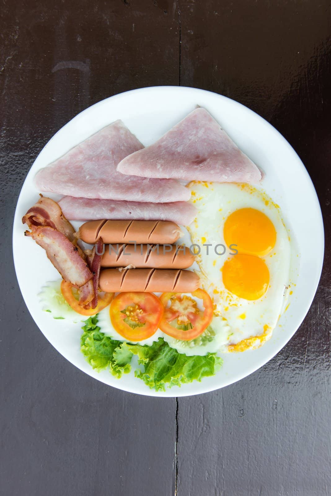 Full set of English breakfast with eggs, beacon, and ham, taken outdoor