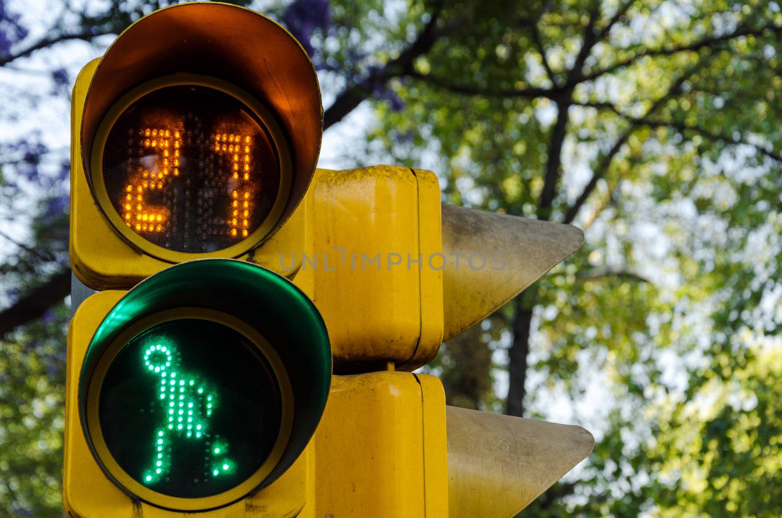 A pedestrian crossing signal in Mexico City showing that it is ok to cross the street