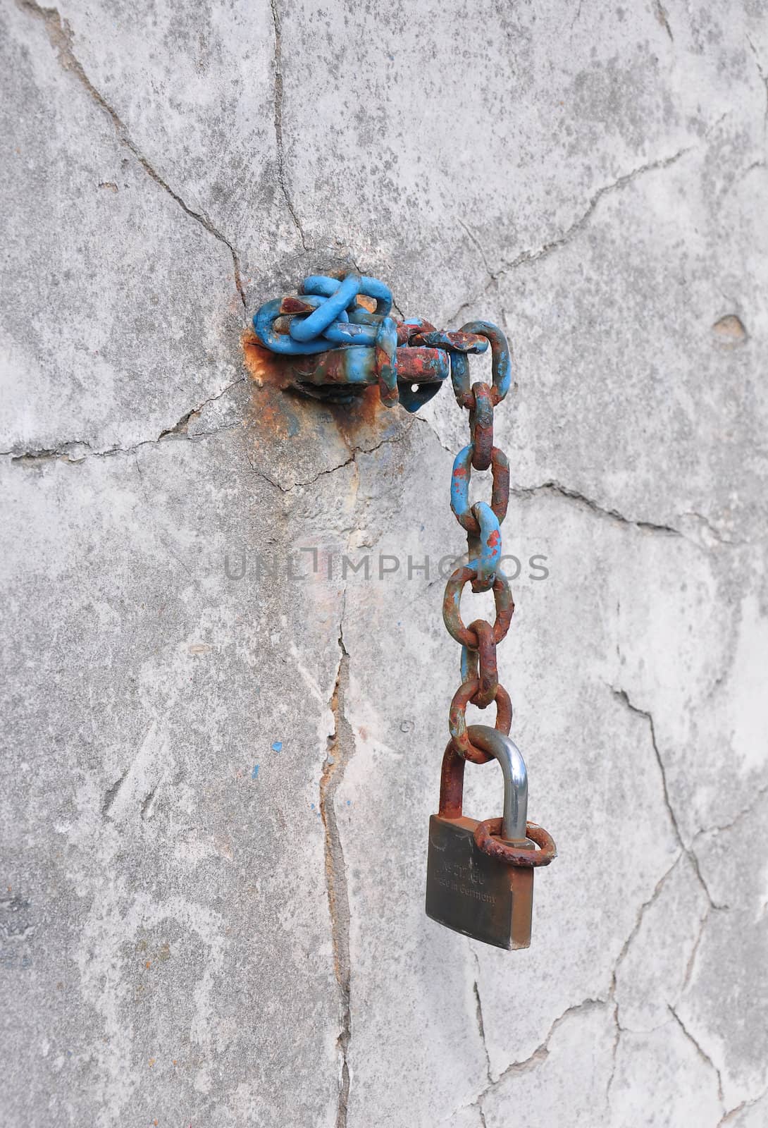 Chain at wall by rbiedermann