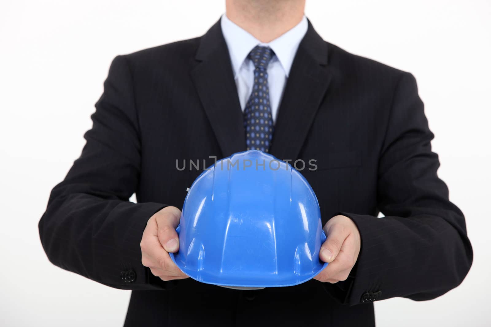 Man holding hard hat by phovoir