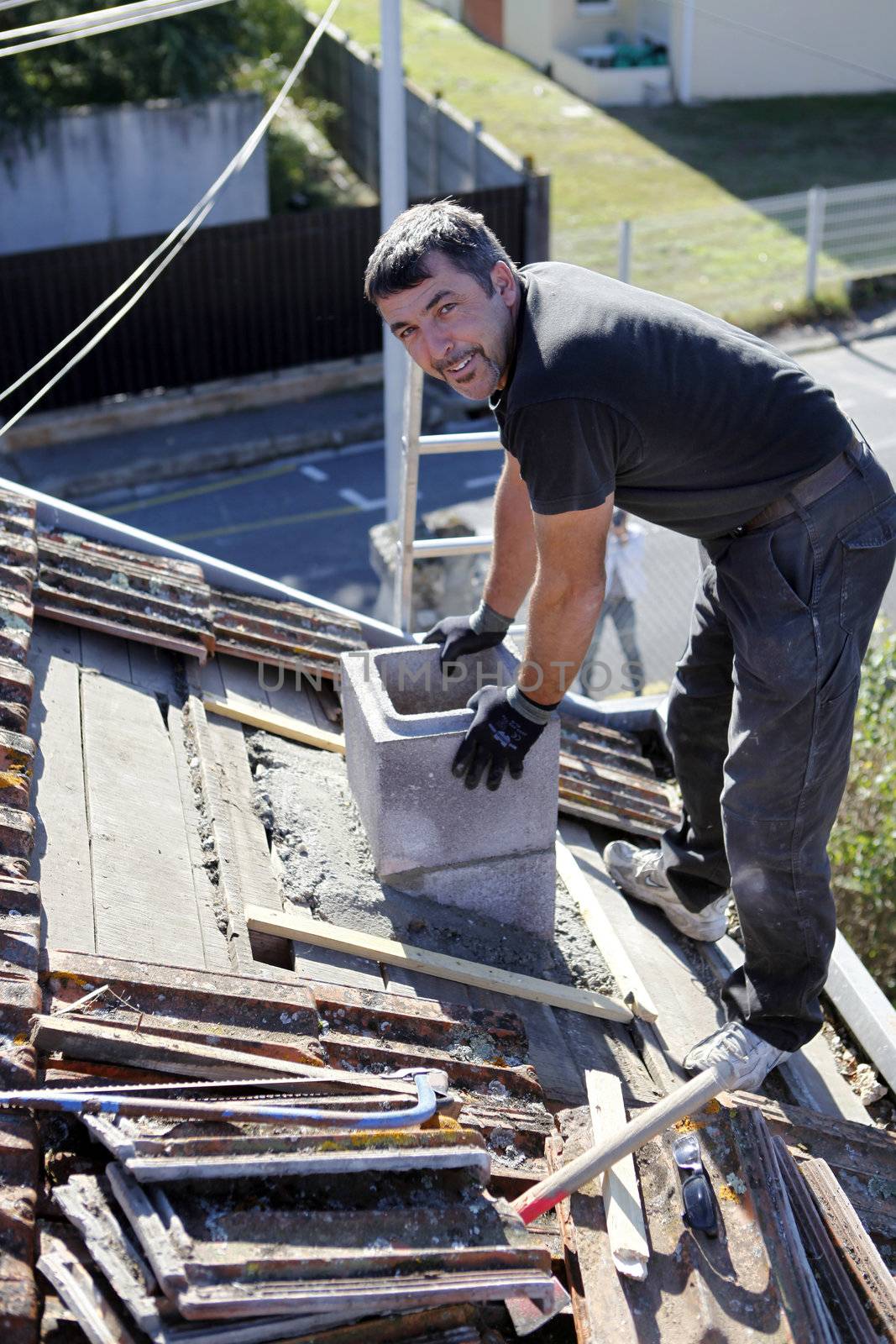 Roofer replacing shingles by phovoir