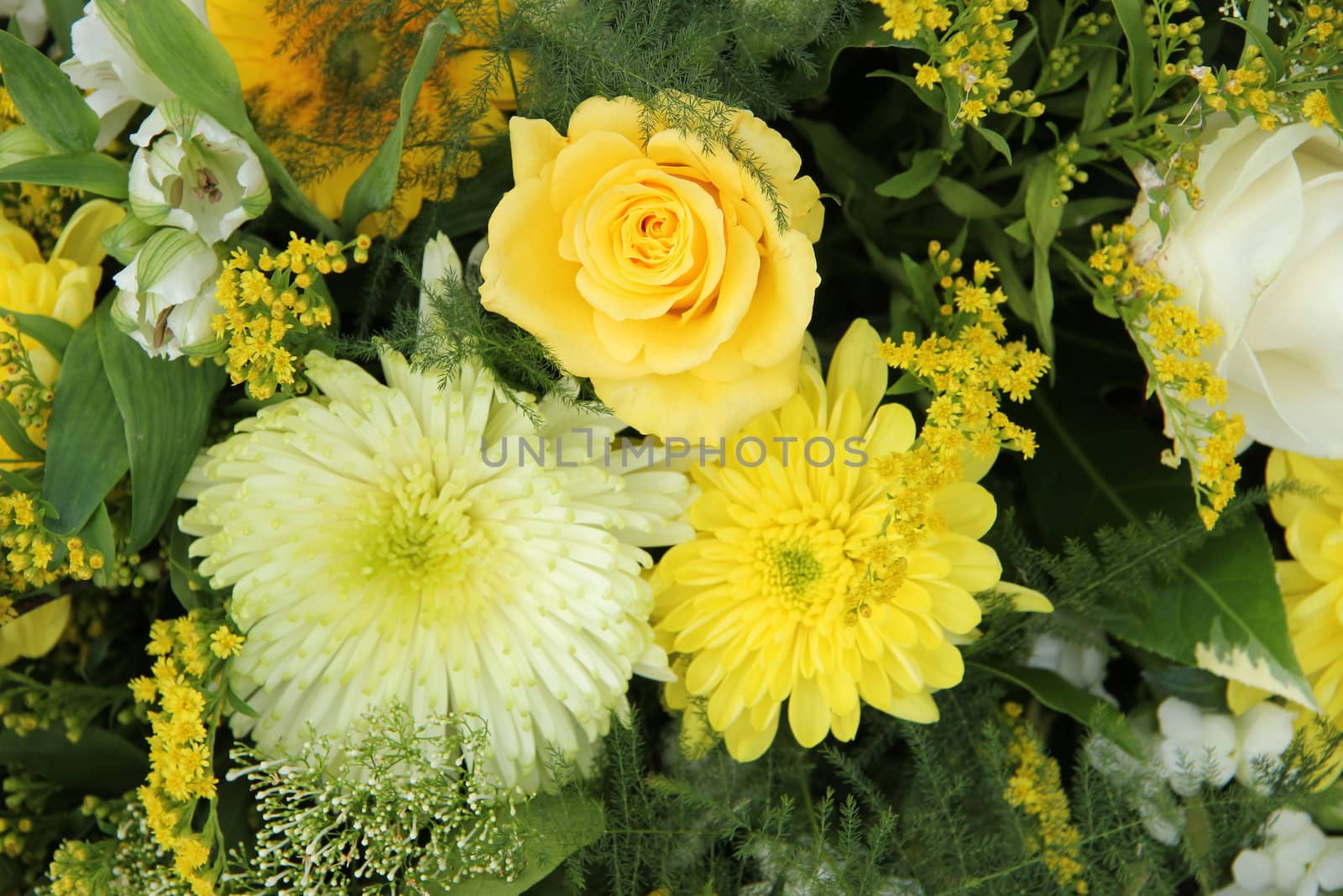 Bridal flower arrangement in yellow by studioportosabbia