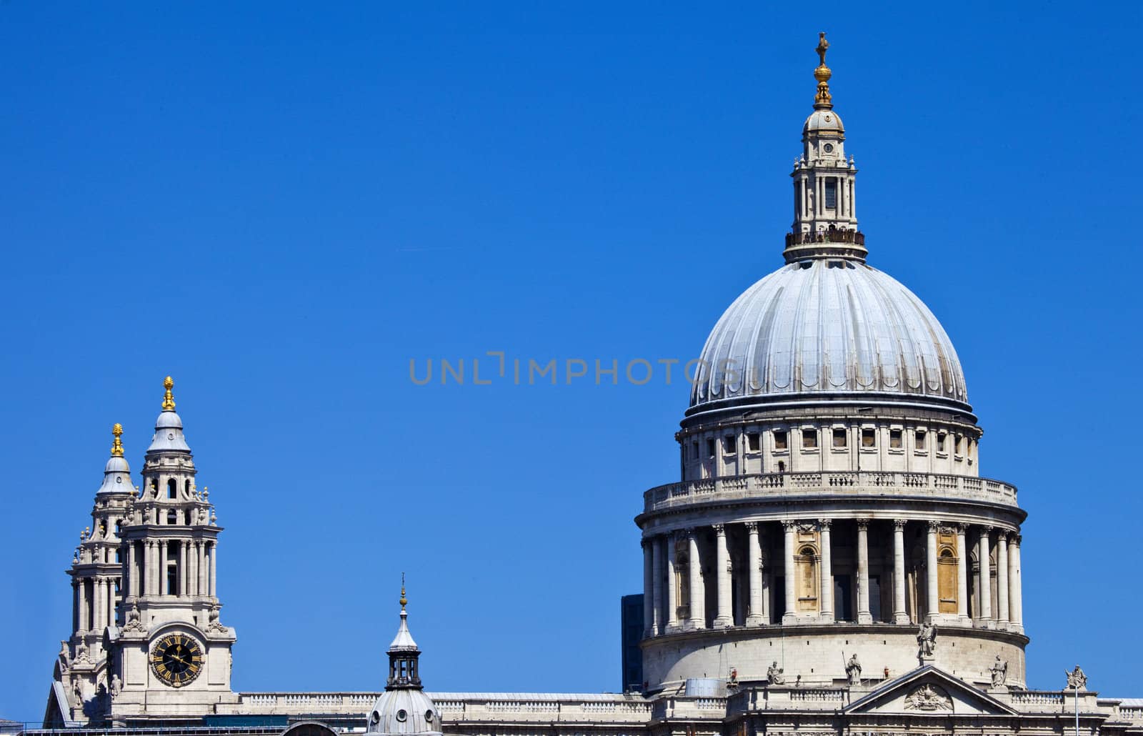 St. Paul's Cathedral in London by chrisdorney