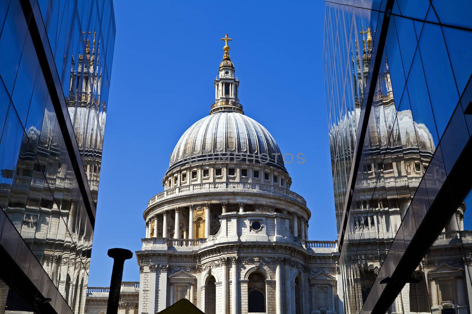 St. Paul's Cathedral in London by chrisdorney