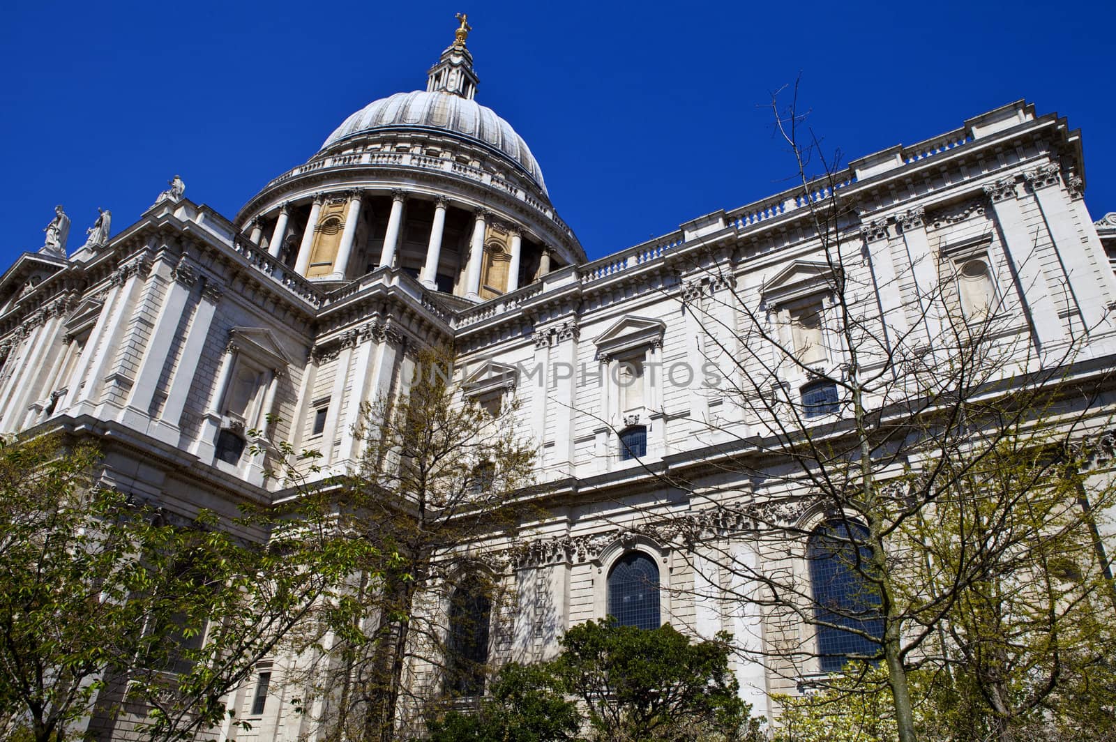 St. Paul's Cathedral in London by chrisdorney