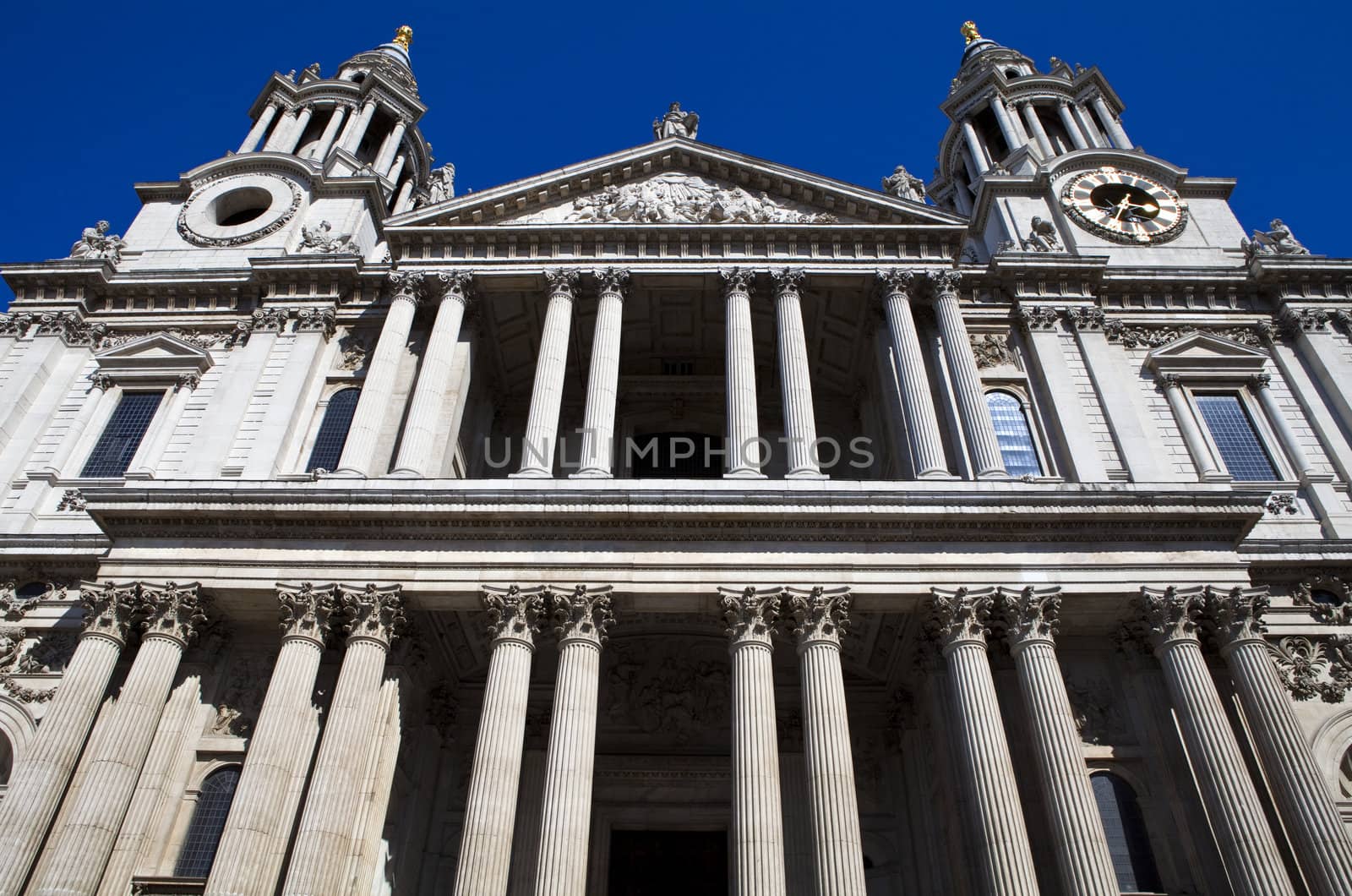 St. Paul's Cathedral in London by chrisdorney