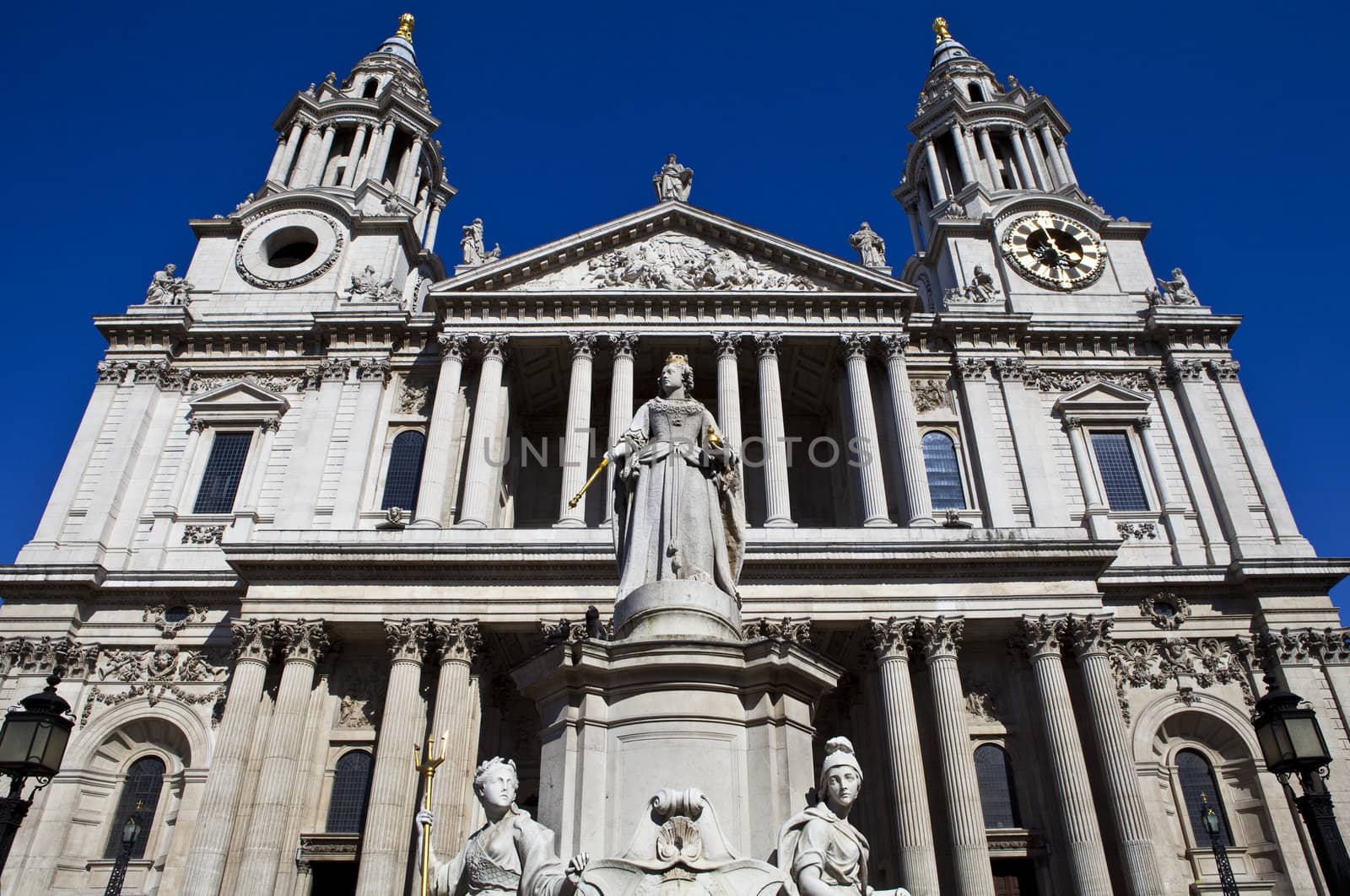 St. Paul's Cathedral in London by chrisdorney