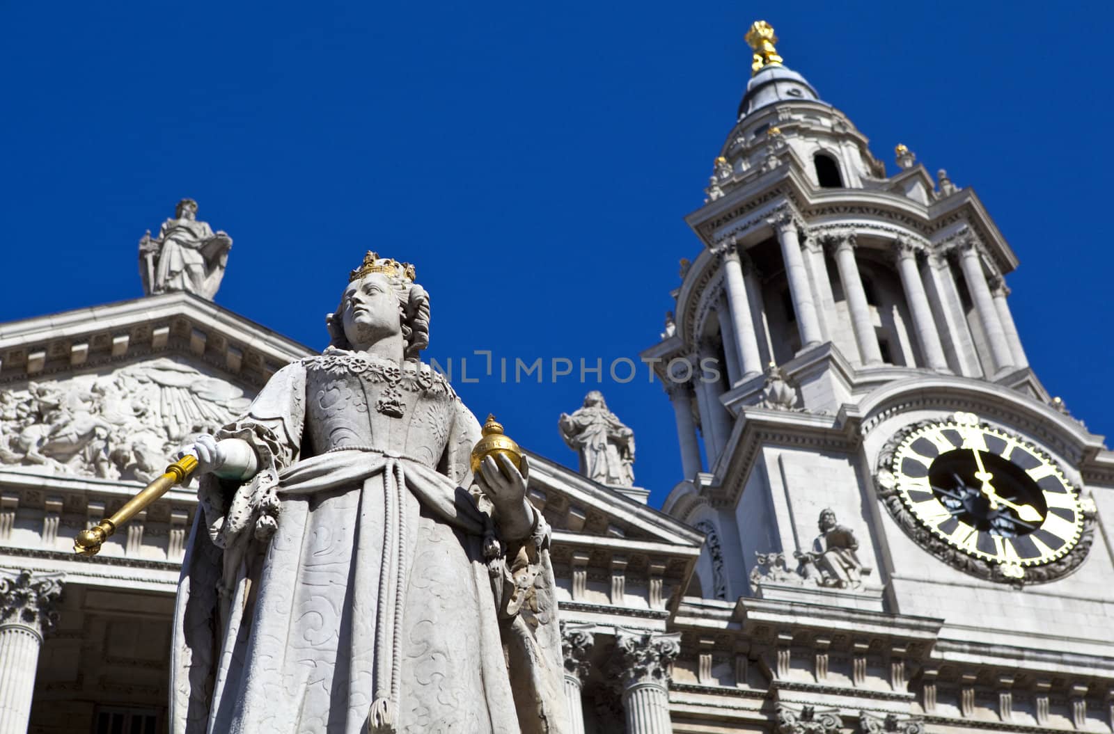 Queen Anne Statue infront of St. Paul's Cathedral by chrisdorney