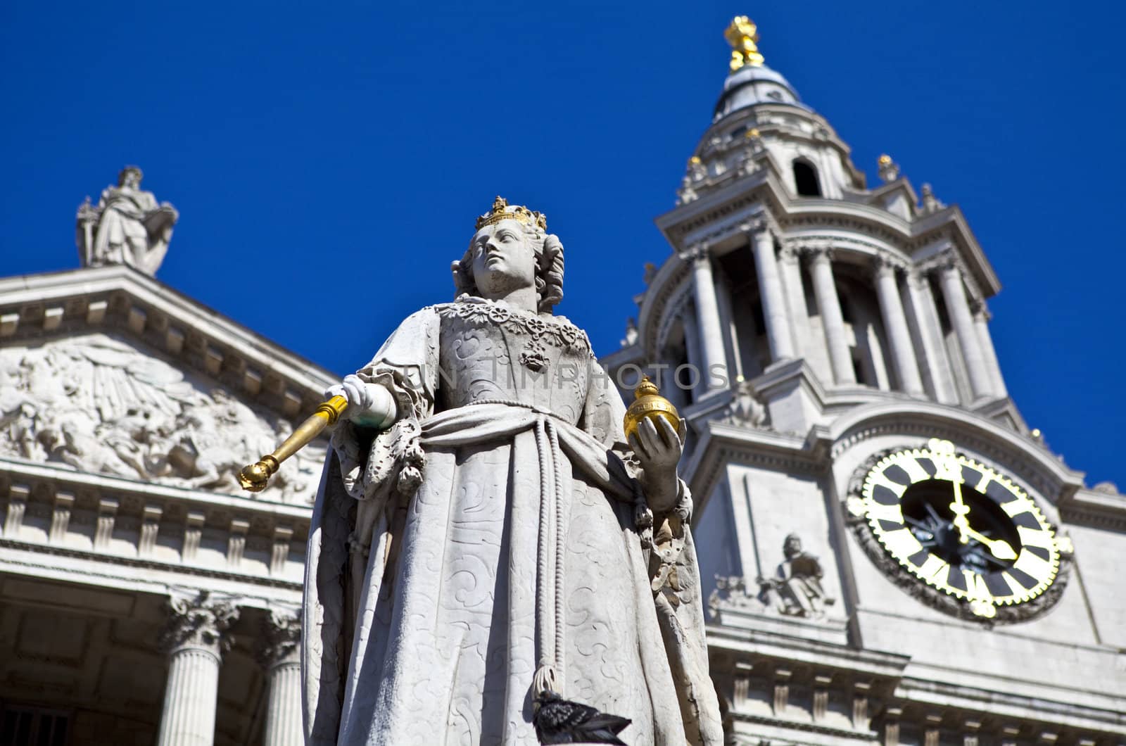 Queen Anne Statue infront of St. Paul's Cathedral by chrisdorney