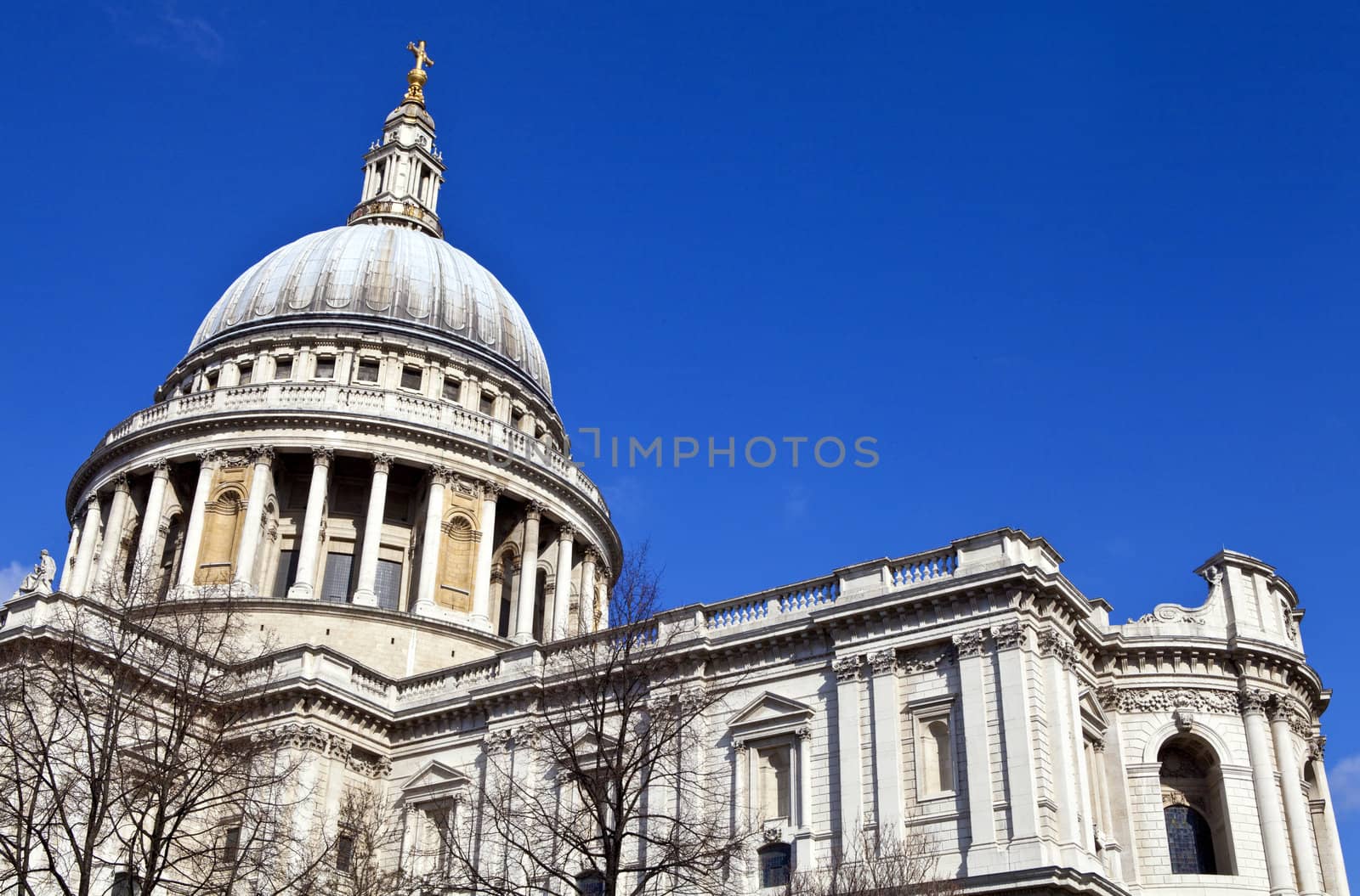 St. Paul's Cathedral in London by chrisdorney