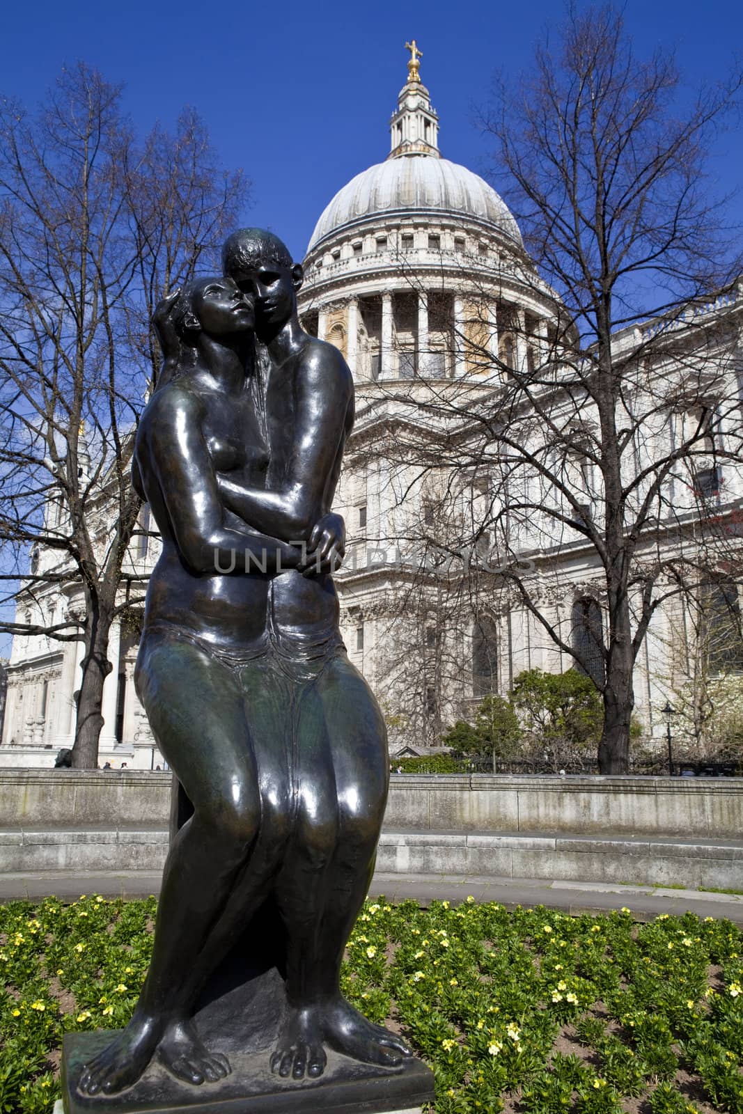 Young Lovers Sculpture and St. Paul's Cathedral in London