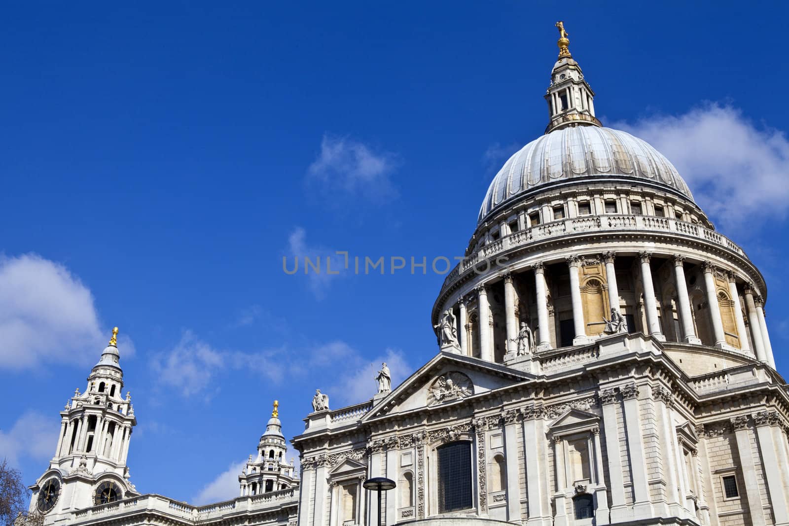 St. Paul's Cathedral in London by chrisdorney