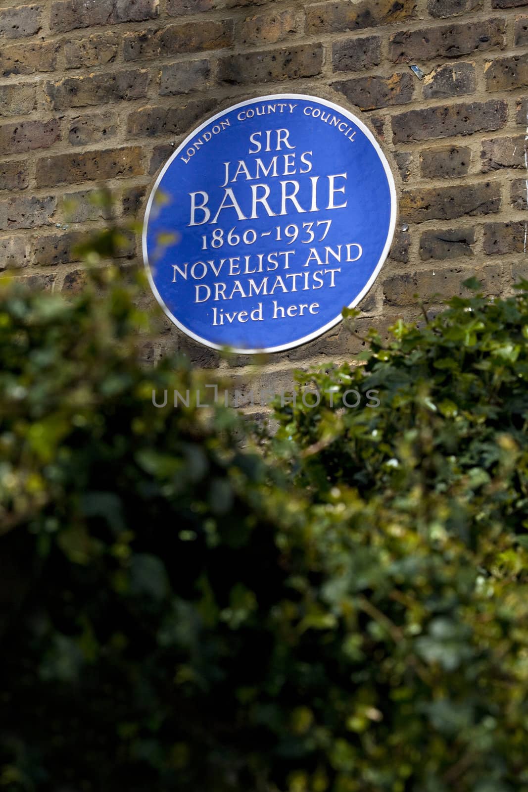 Sir James Barrie blue plaque marking his former London residence.
