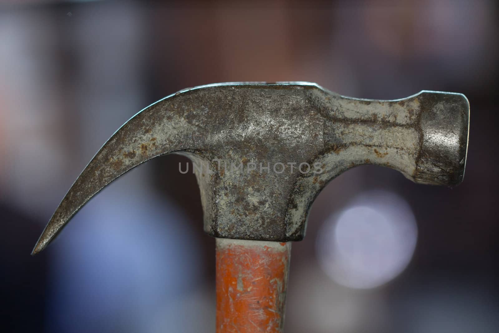 Closeup picture of the top of a well used hammer