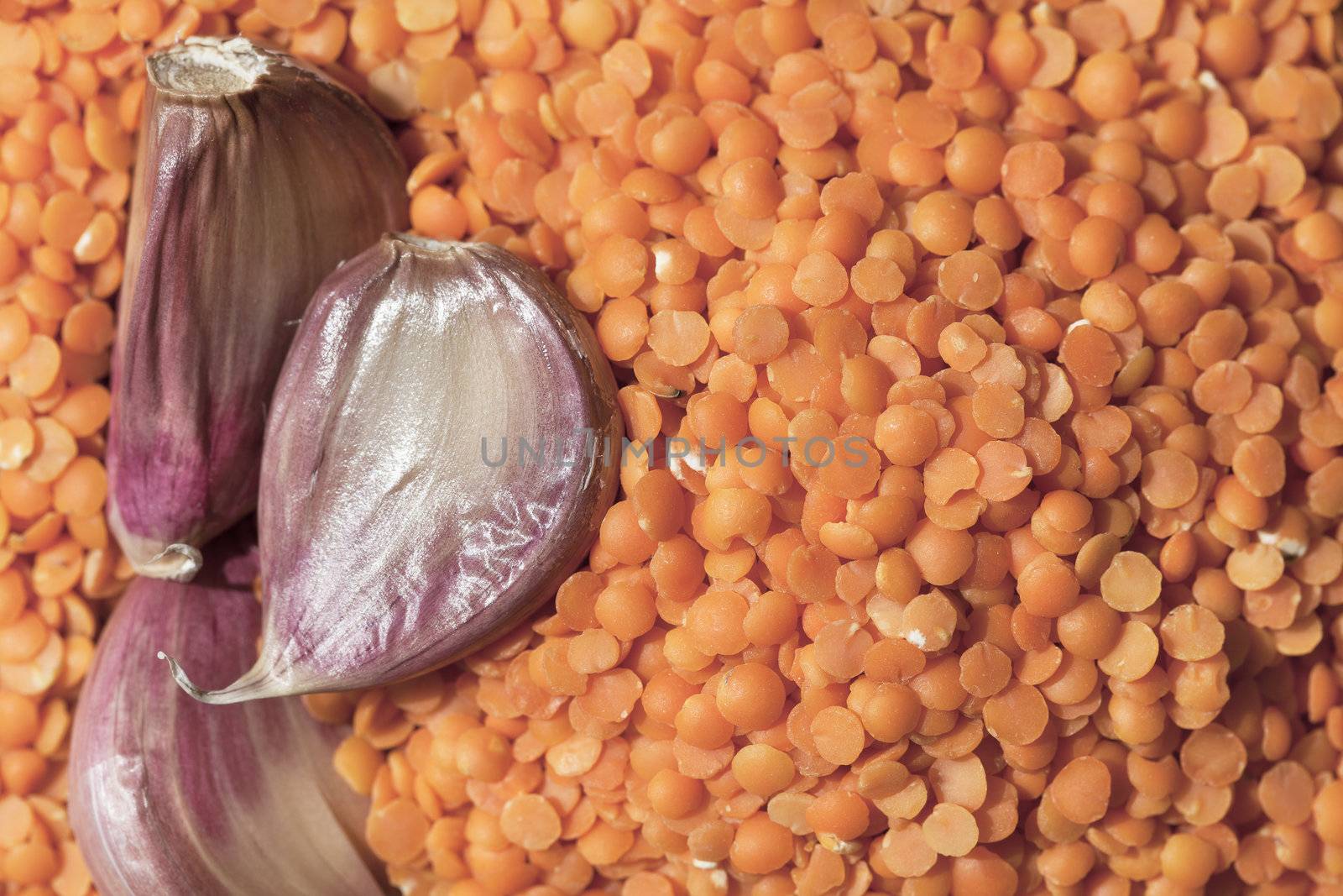 Red lentils with cloves of garlic