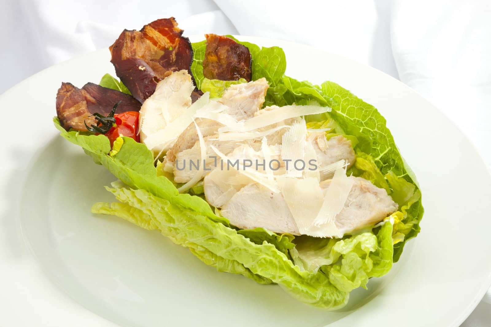 Salad Caesar with pieces of chicken and parmesan