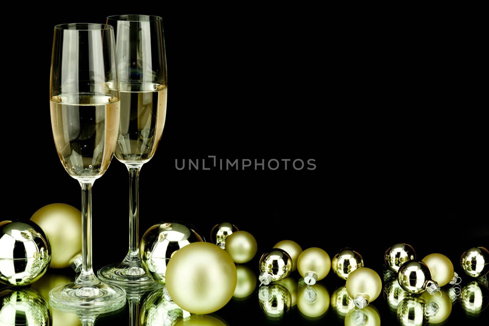 christmas decoration in gold and champagner on black background
