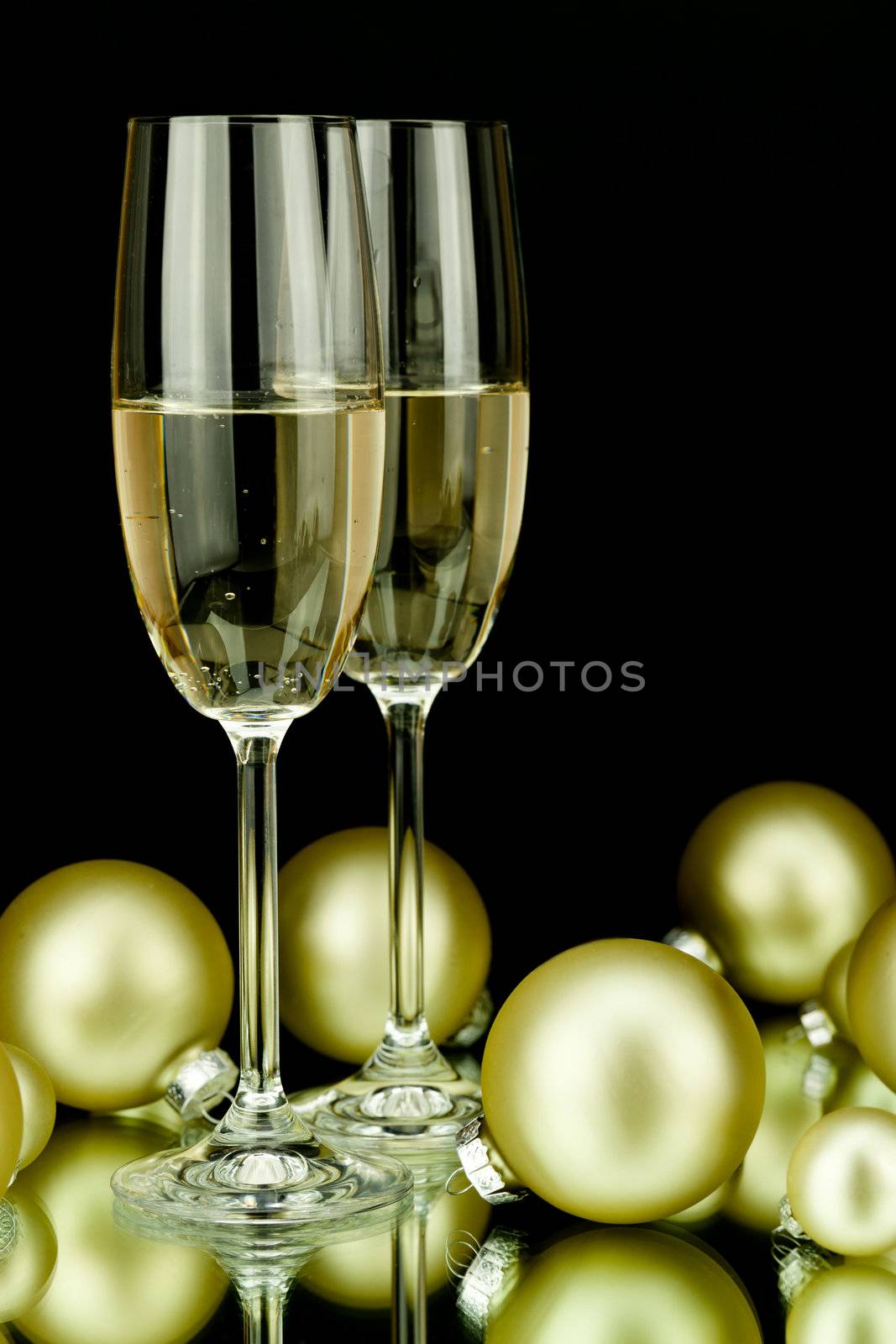 christmas decoration in gold and champagner on black background