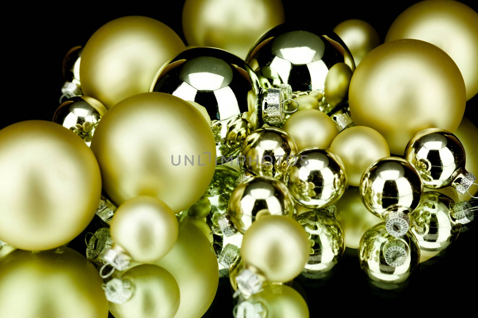 christmas decoration in gold and champagner on black background