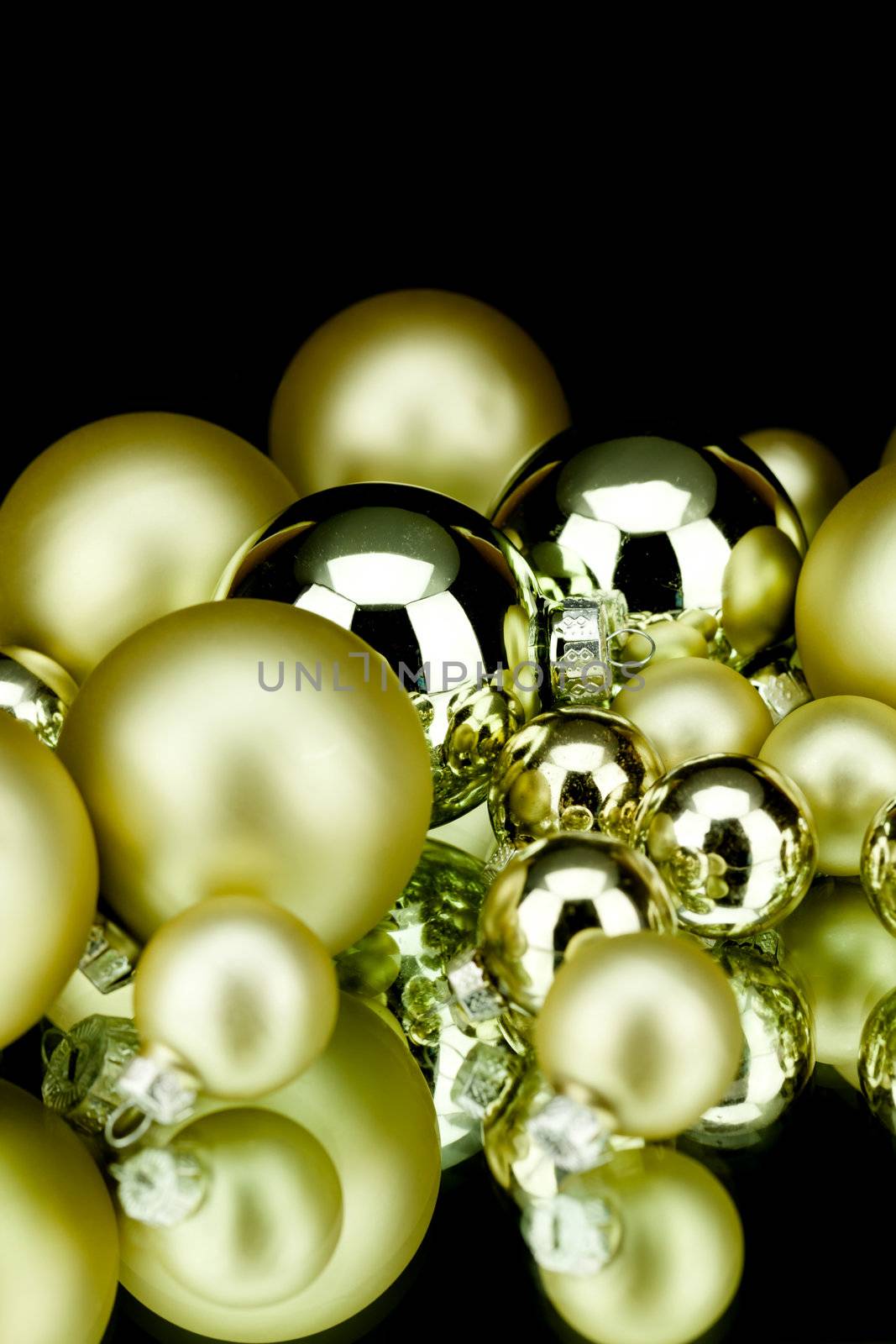 christmas decoration in gold and champagner on black background