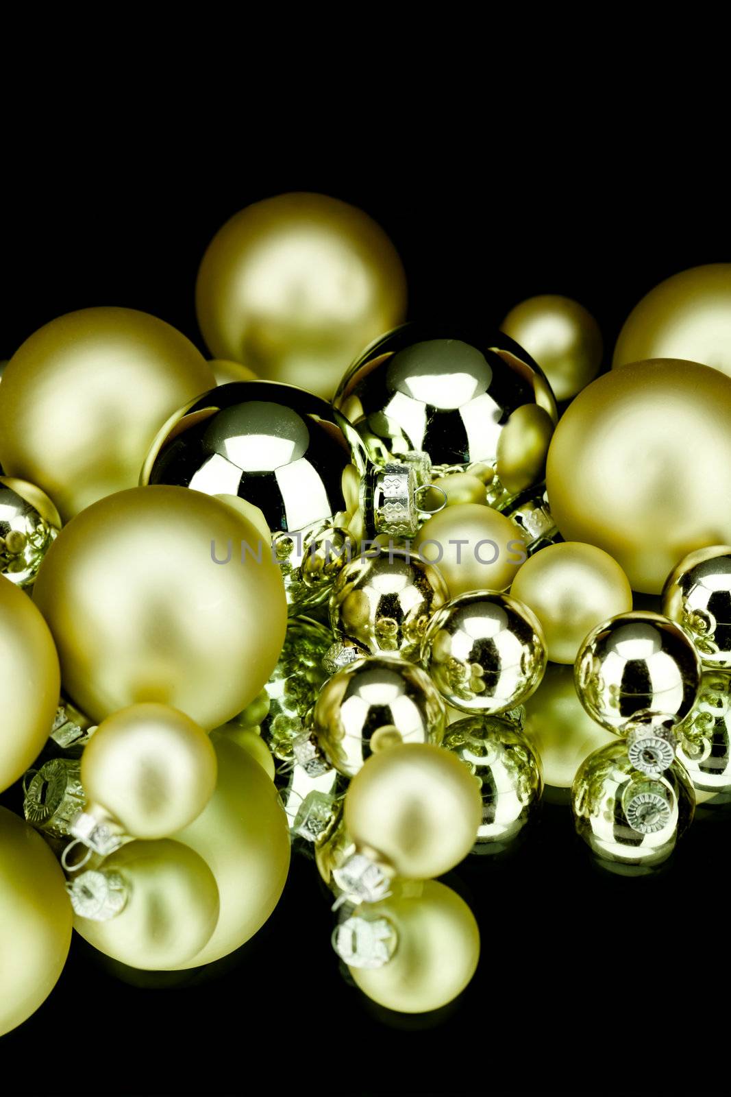 christmas decoration in gold and champagner on black background