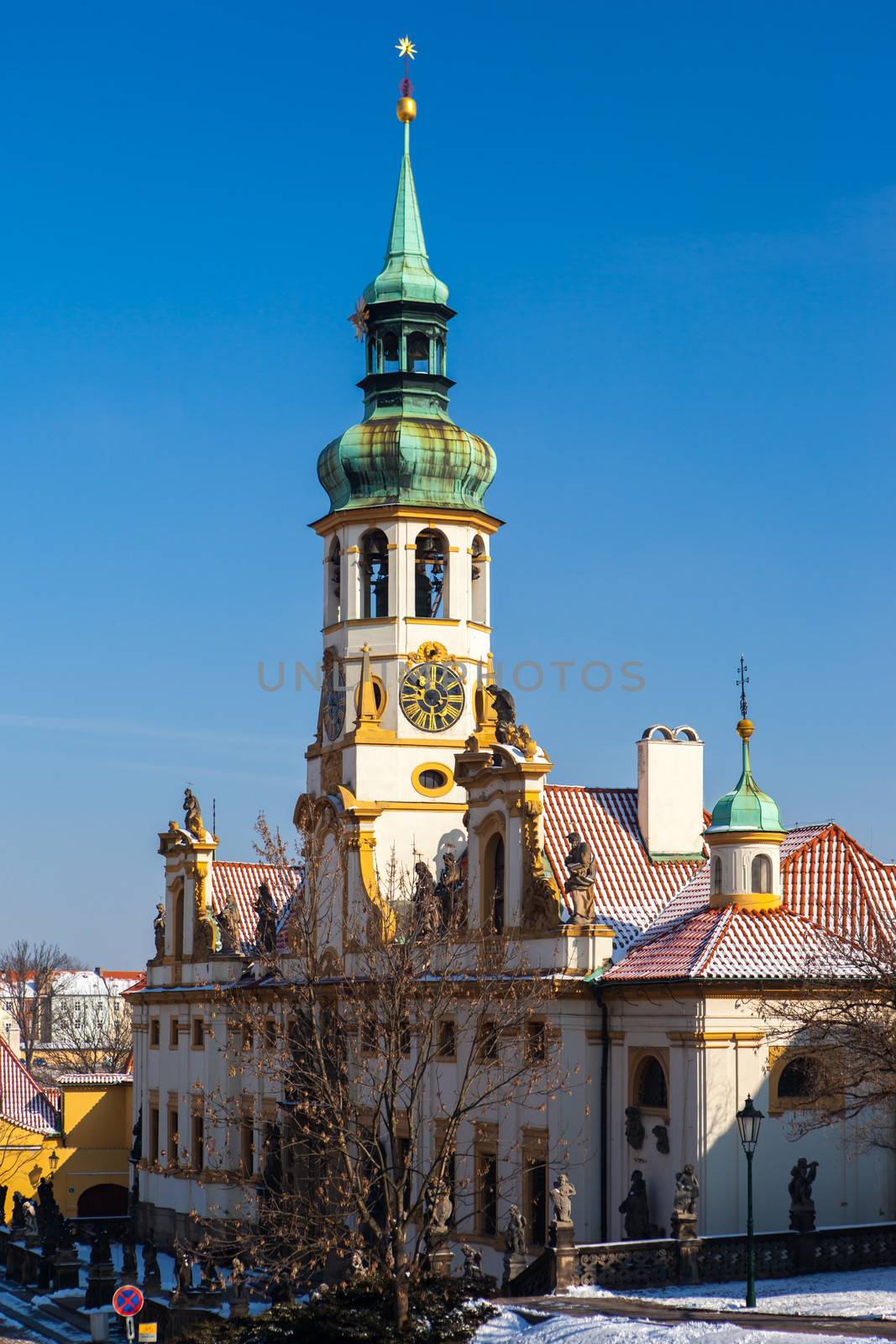 The Loreta. The chime of the musical mechanism Loreta Church has 27 bells that every hour from 8 to 20 hours sing the melody of the sacred chants. In Loreto houses a priceless collection of liturgical treasure.