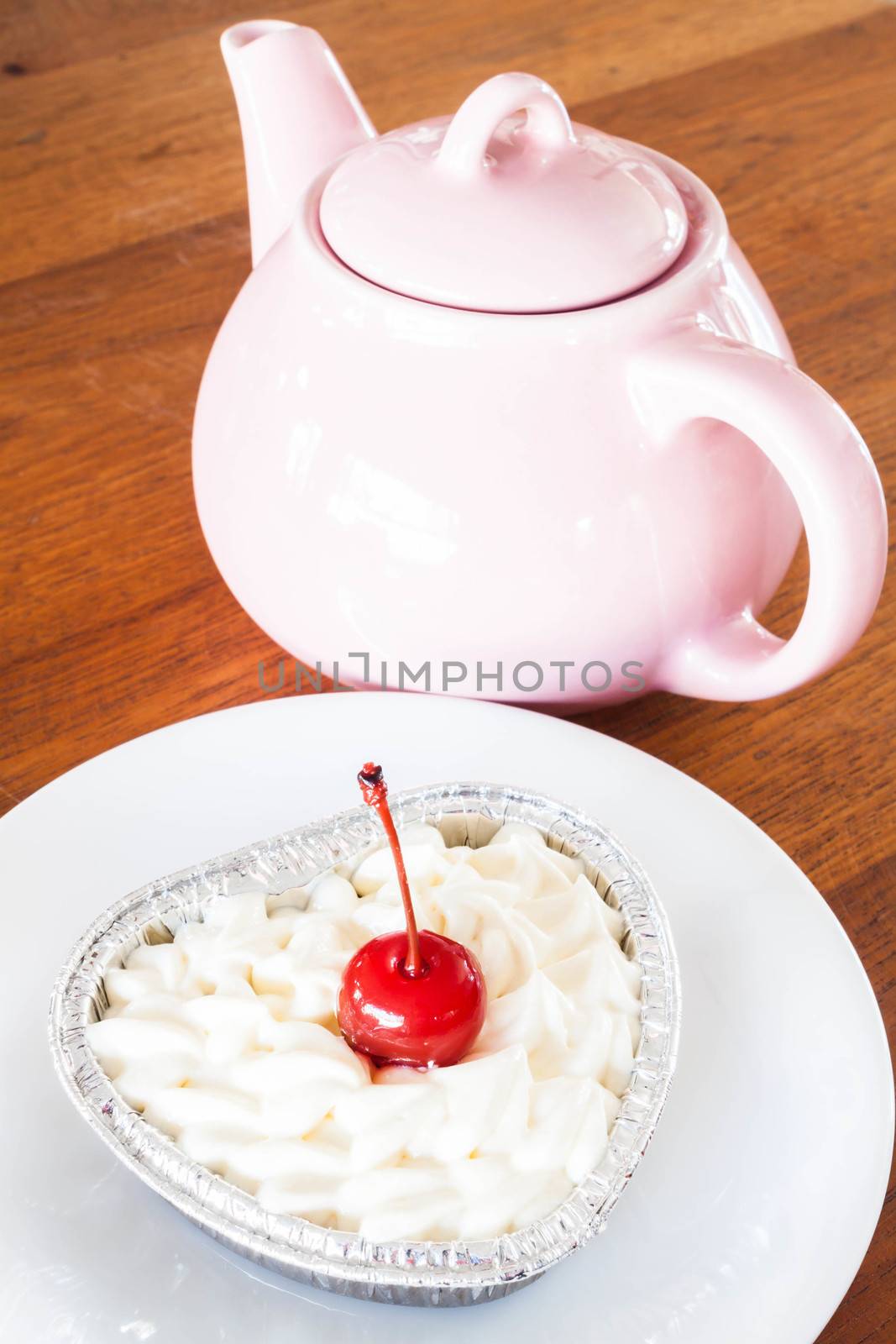 Tea pot with red velvet cheese cake  by punsayaporn