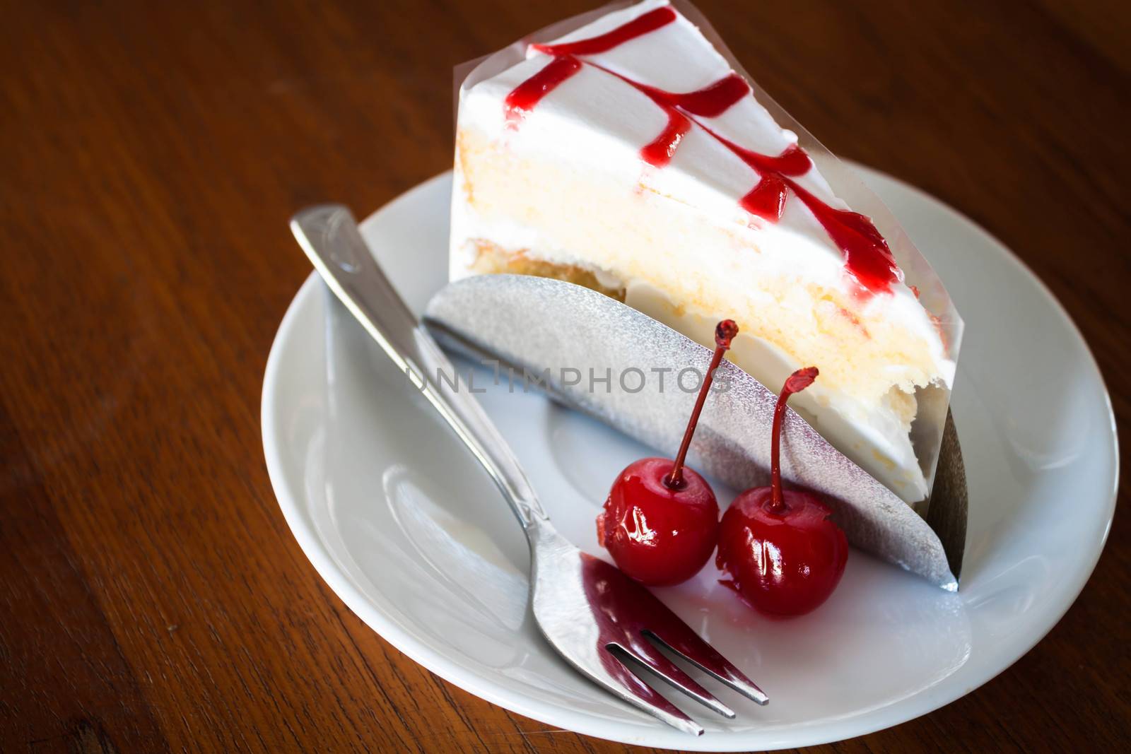 Vanilla cake topping with cherry sauce