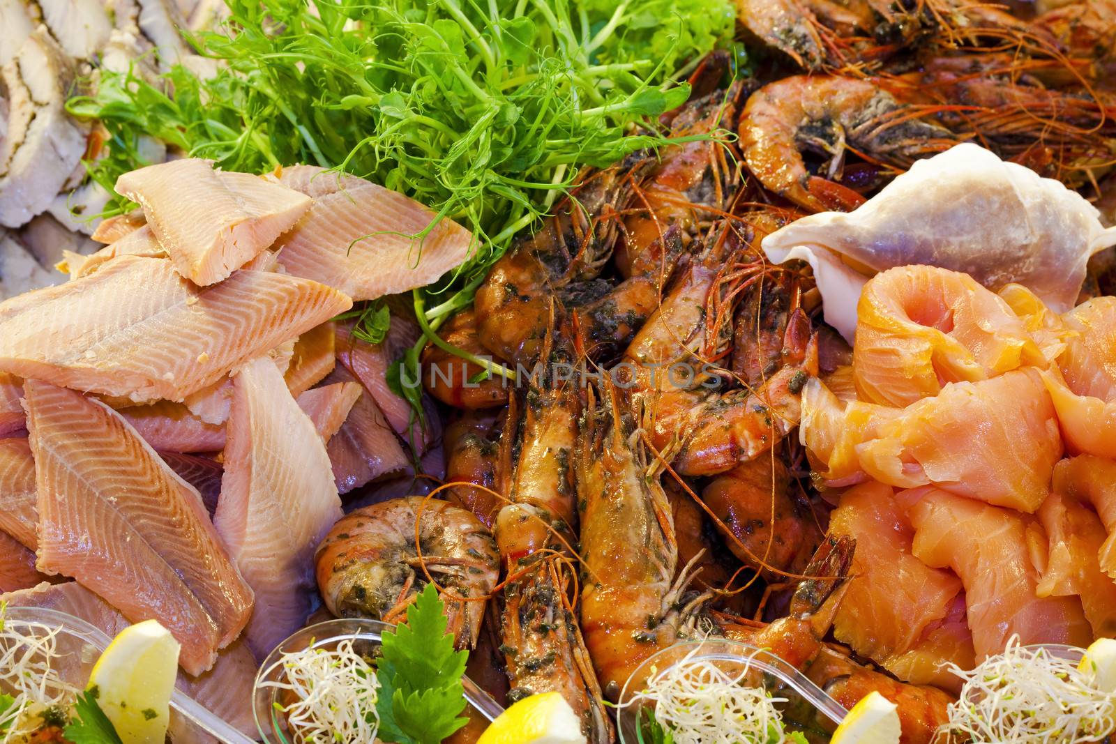 seafood - salmon and shrimps with lemon