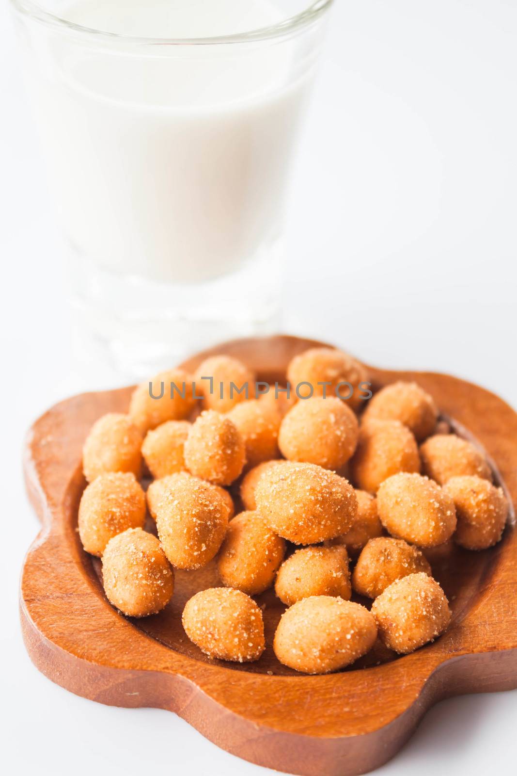 Spicy peanut snack and dairy fresh milk