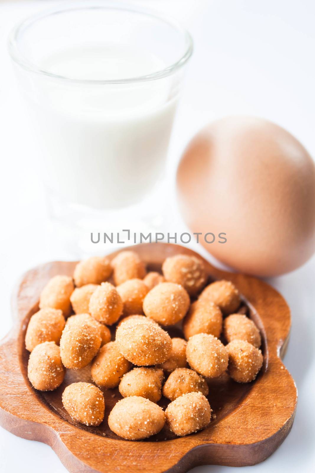 Spicy peanut, low fat milk and egg