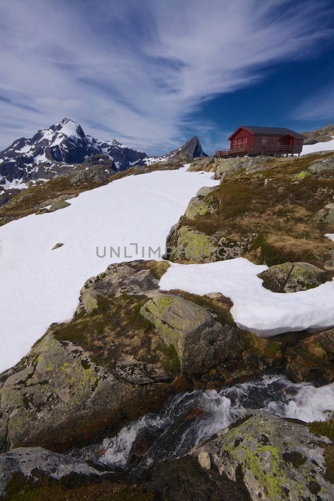 Norwegian mountain cabin by Harvepino