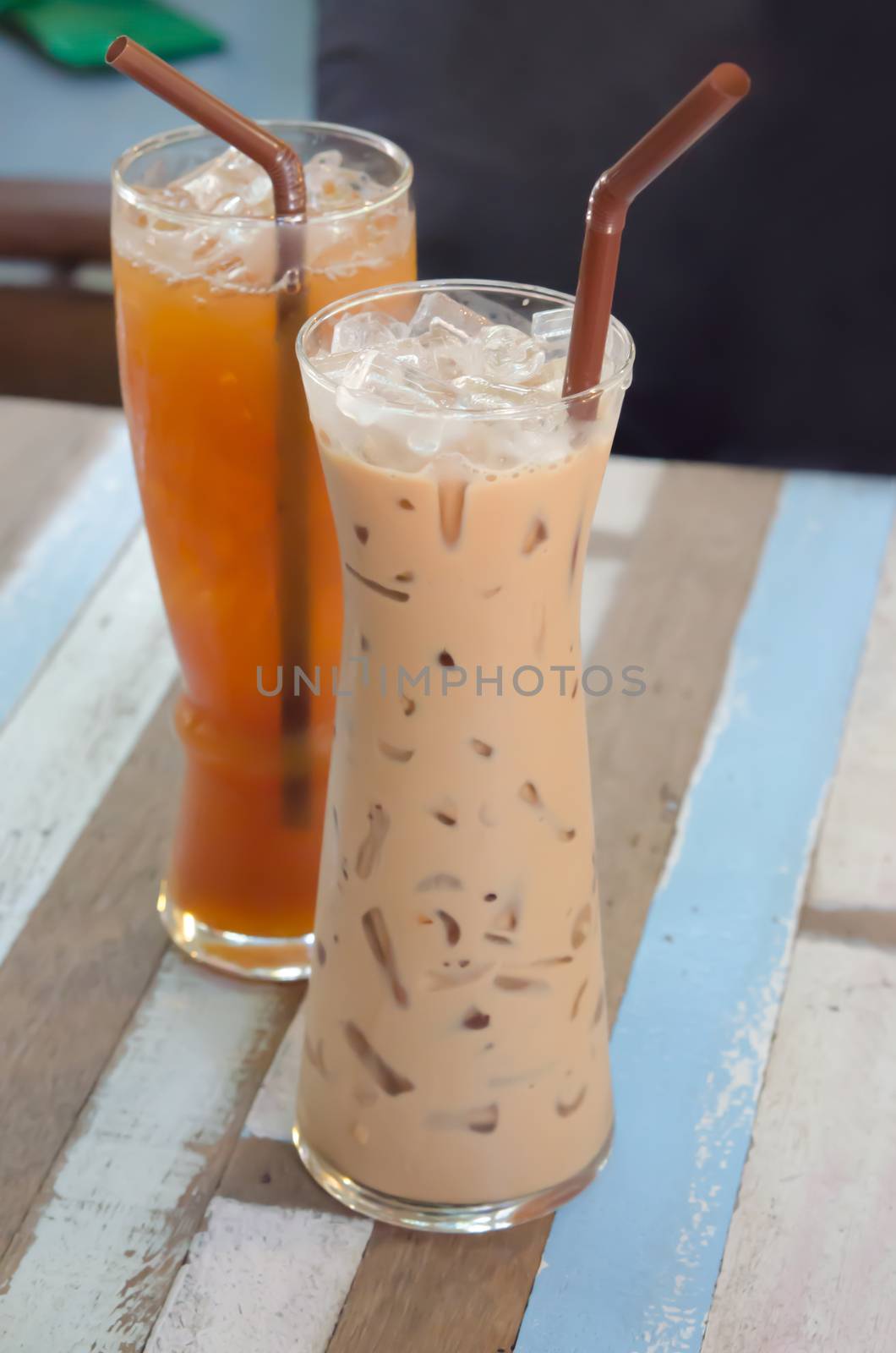 ice coffee  and ice tea with  drinking straw on table