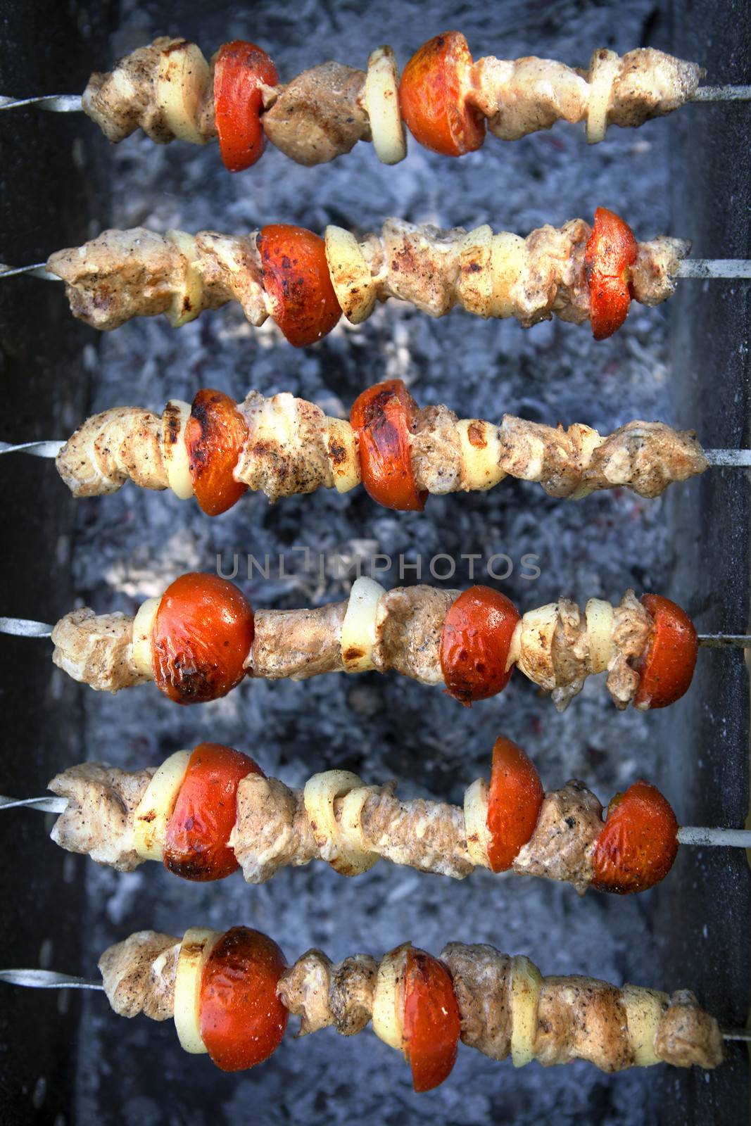 Preparation of meat slices in sauce on fire