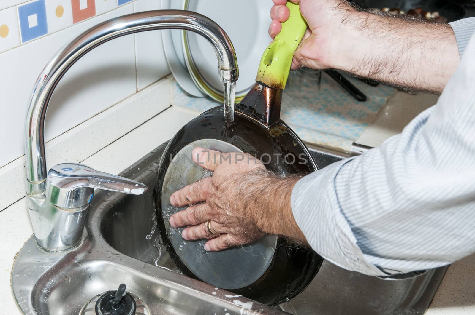 washing dishes by arnau2098