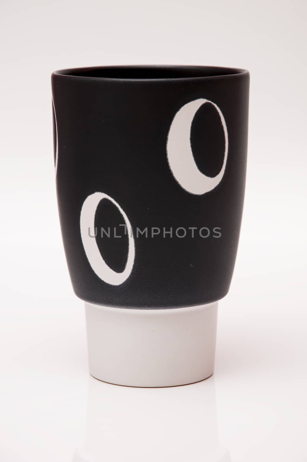 vase black with white round decoration