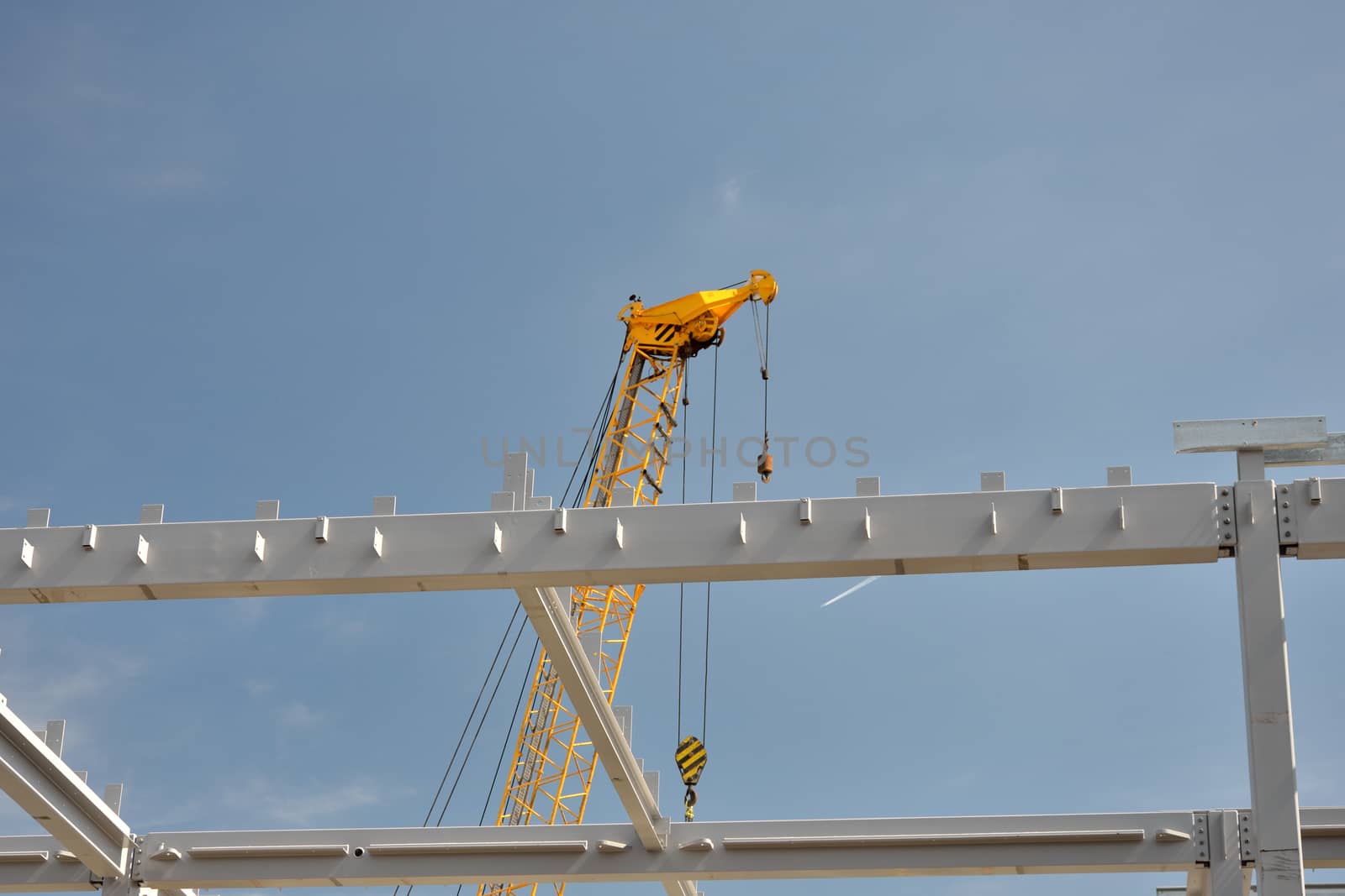 Steel girder construction and crane
