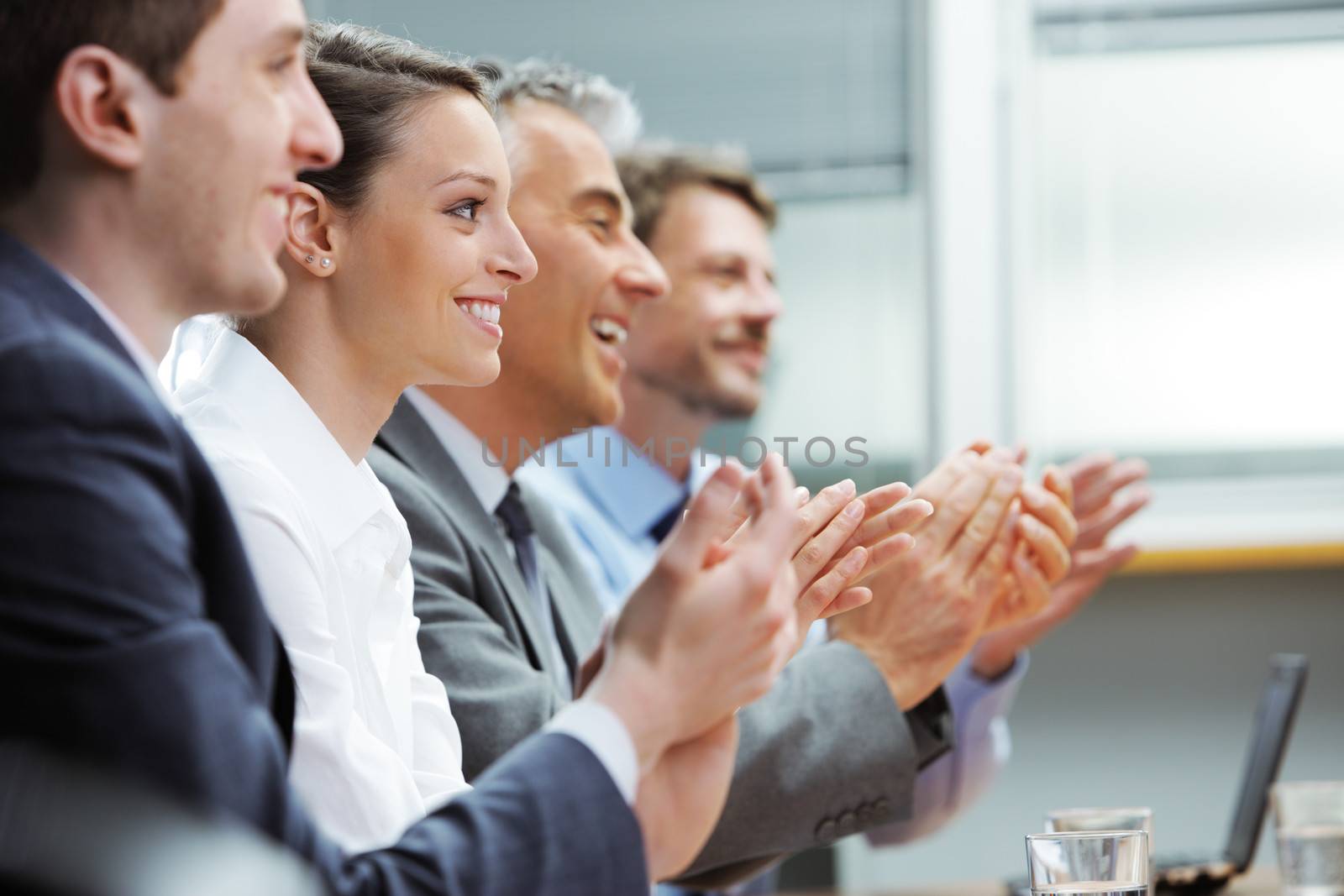 Clapping business people by stokkete
